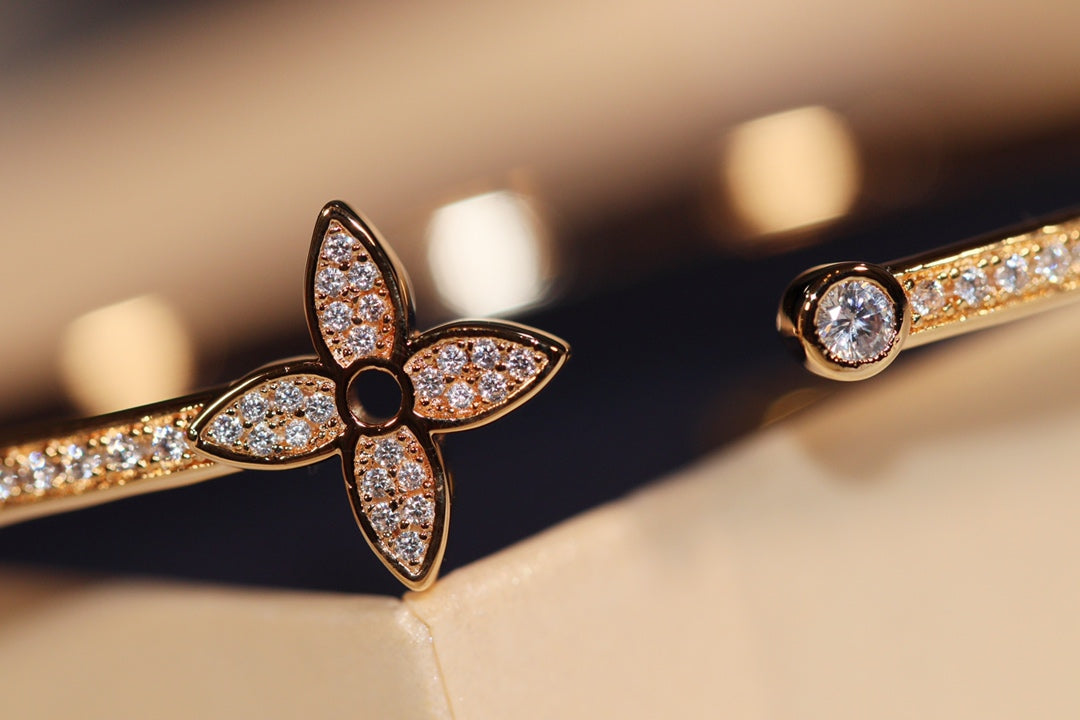 LV IDYLLE GOLD OPEN BRACELET DIAMOND PAVED