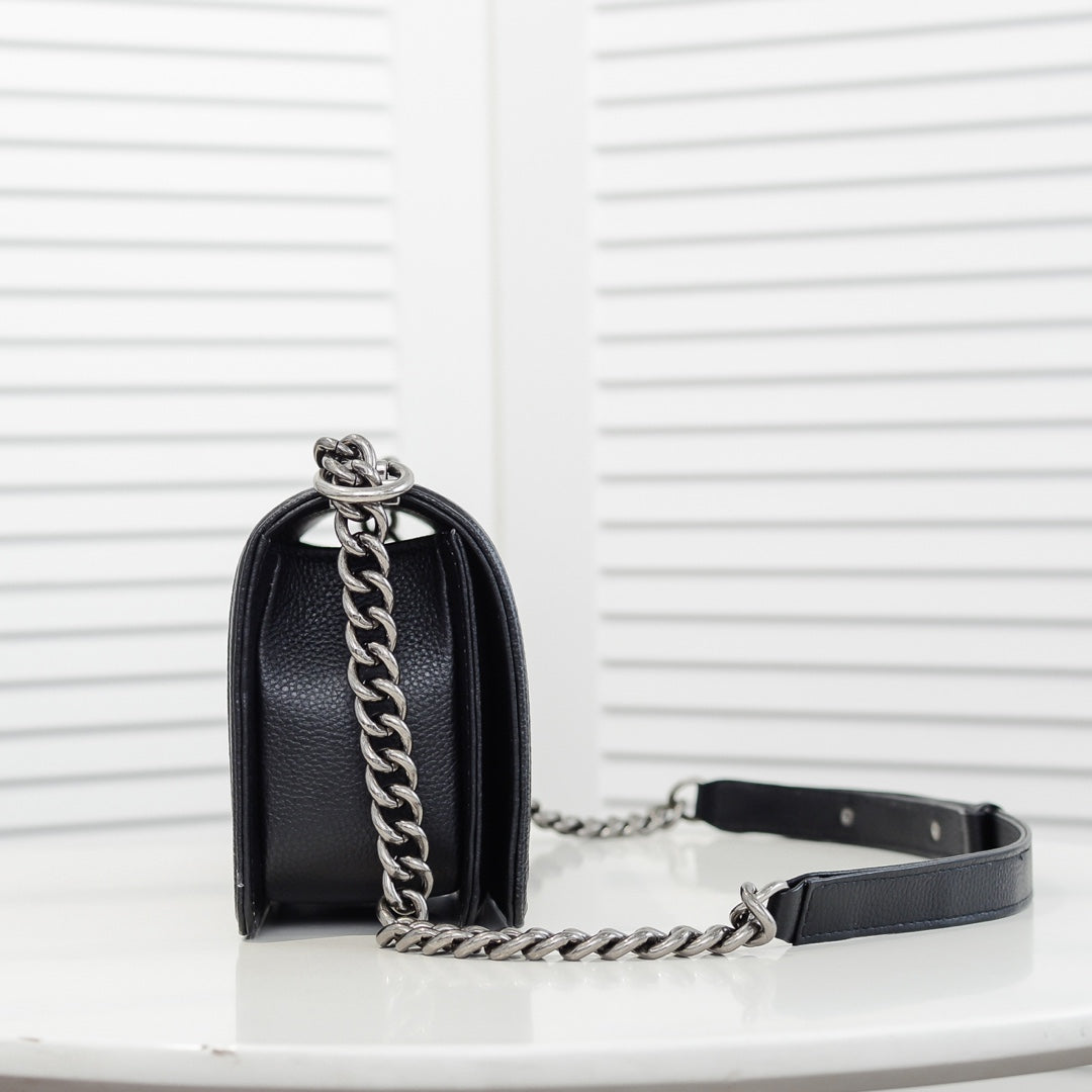 CAVIAR BOY BAG MEDIUM 67086 BLACK