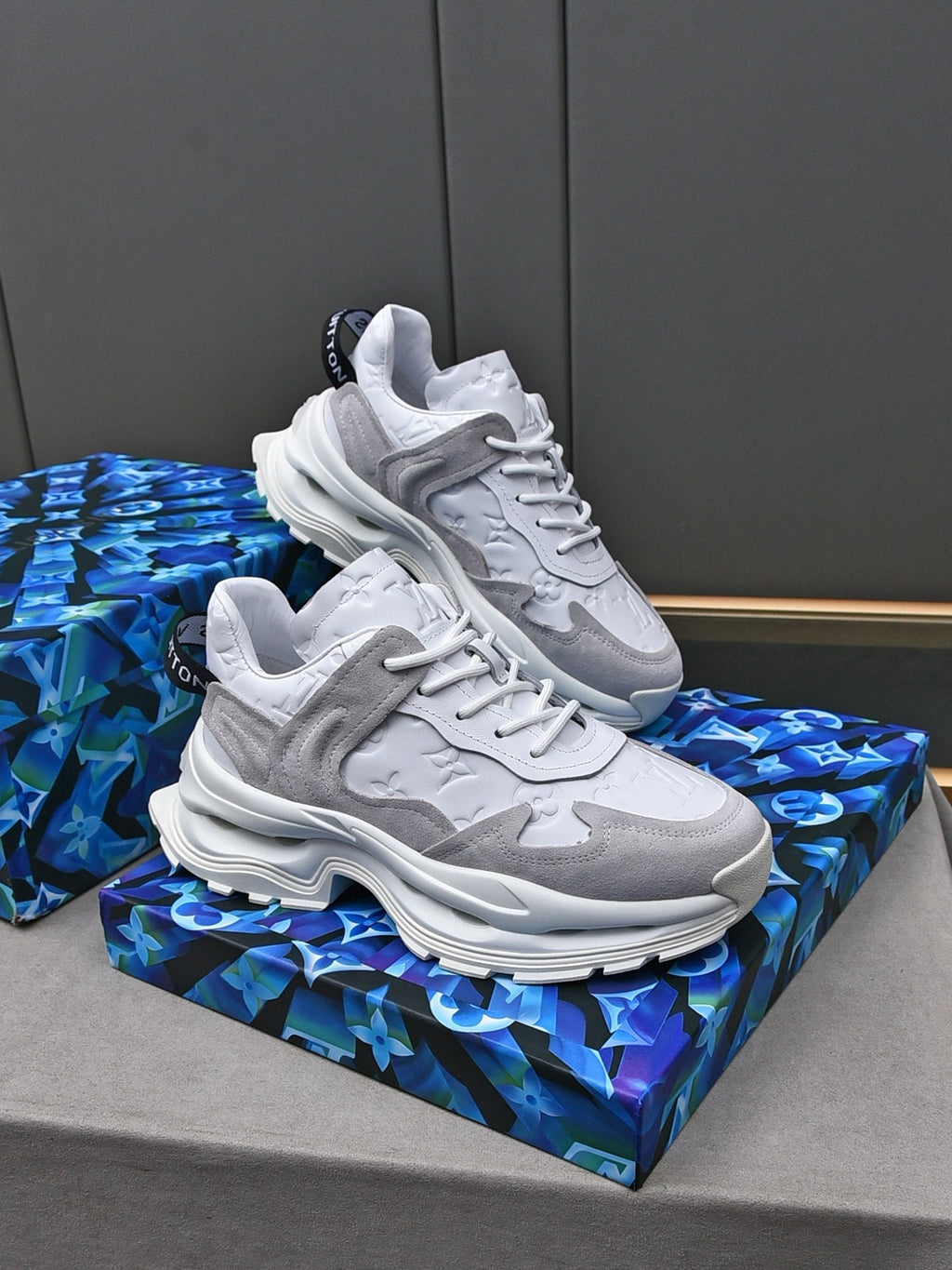 LV RUN SNEAKER WHITE GREY