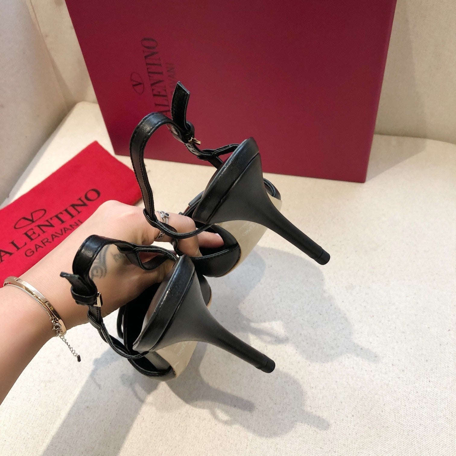 VLOGO SIGNATURE BLACK CALFSKIN HIGH SLINGBACK PUMP 7 CM