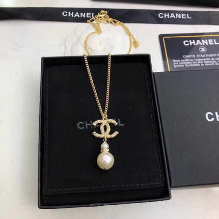 CHANEL 26S CHANEL CC LOGO CRYSTAL PEARL DROP PENDANT NECKLACE IN GOLD METAL 633316