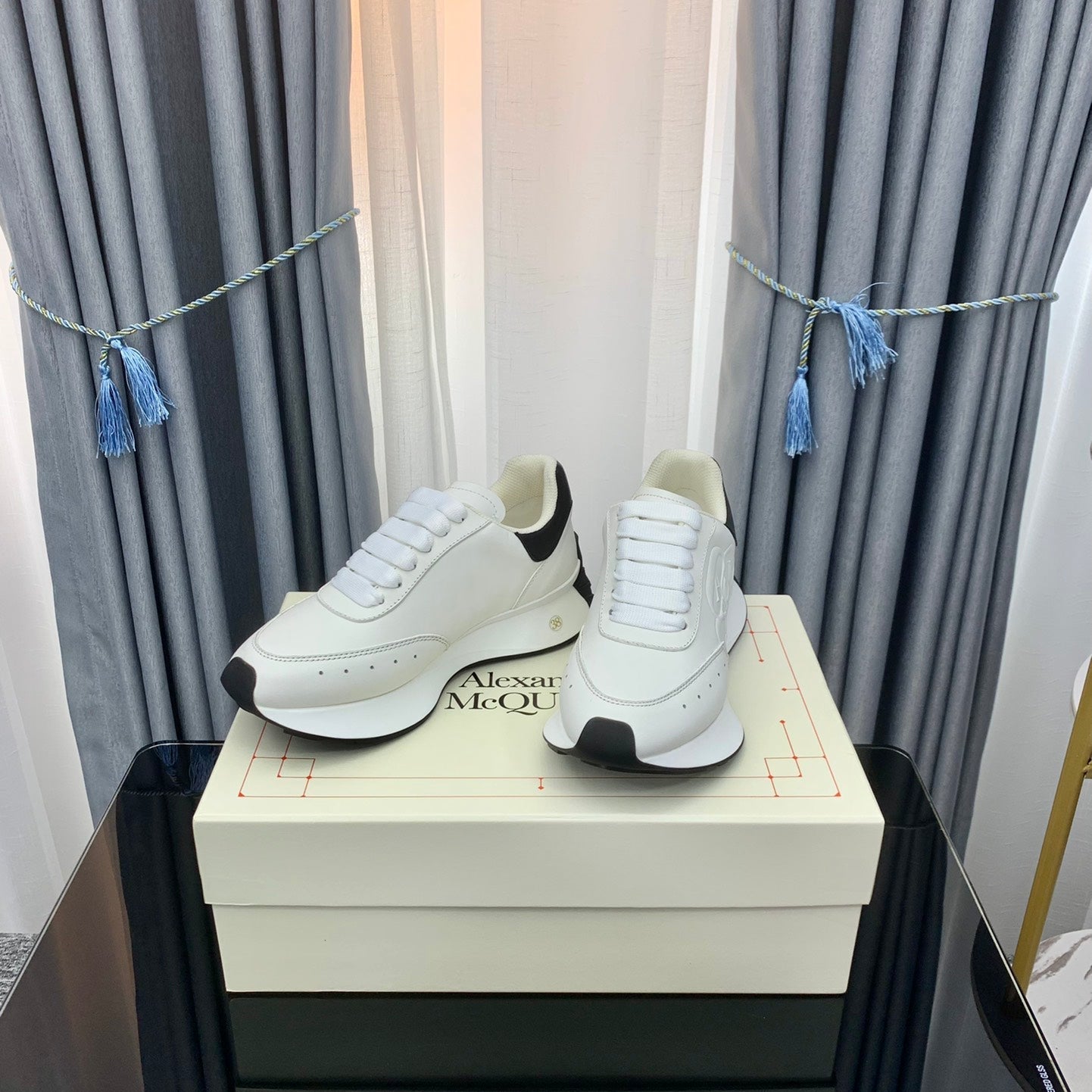 SPRINT RUNNER LOW-TOP IN WHITE CALFSKIN EMBOSSED LOGO