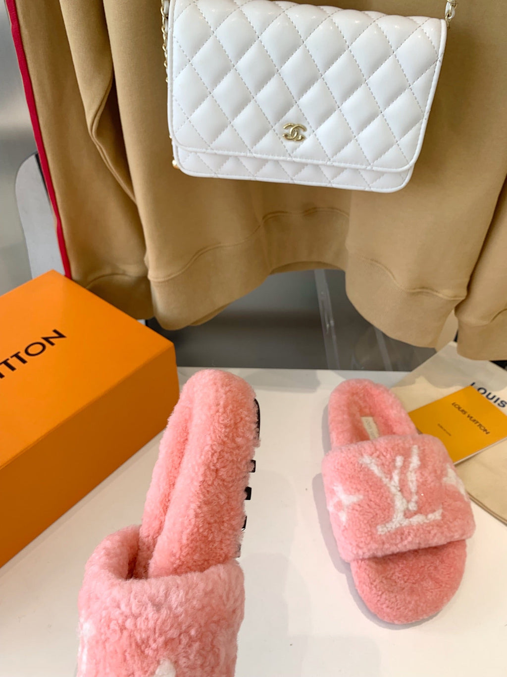 LV WOMEN'S PASEO FLAT SLIPPER IN LIGHT PINK FLEECE WITH WHITE LOGO