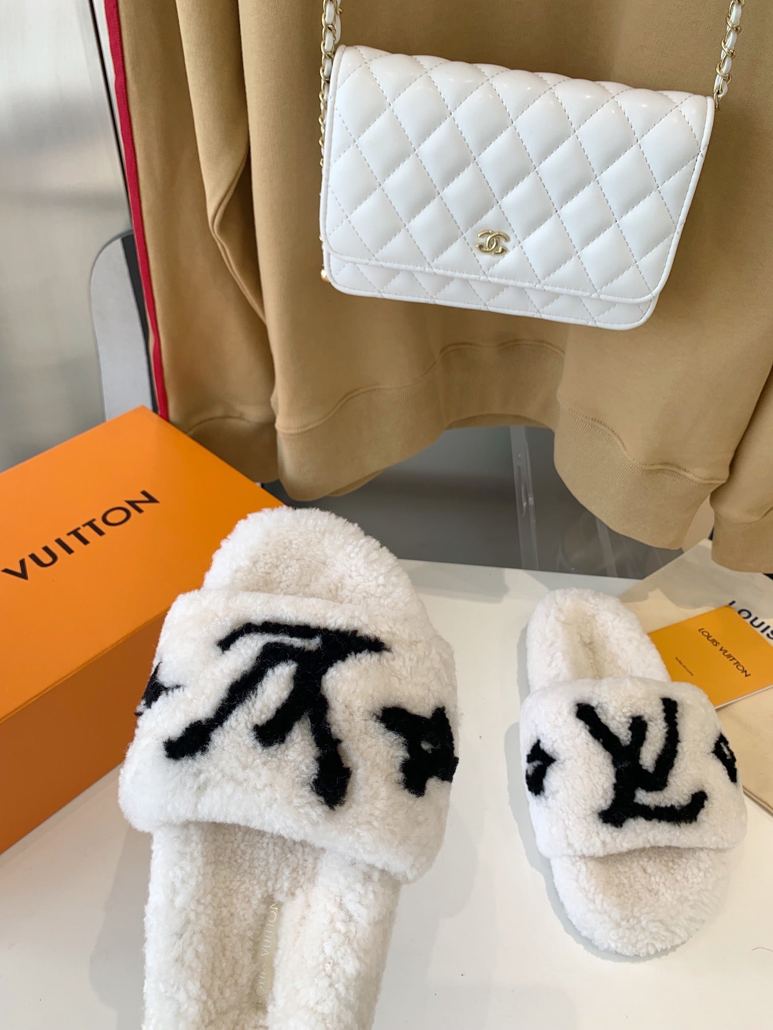 LV WOMEN'S PASEO FLAT SLIPPER IN WHITE FLEECE WITH BLACK LOGO