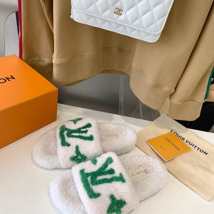 LV WOMEN'S PASEO FLAT SLIPPER IN WHITE FLEECE WITH GREEN LOGO