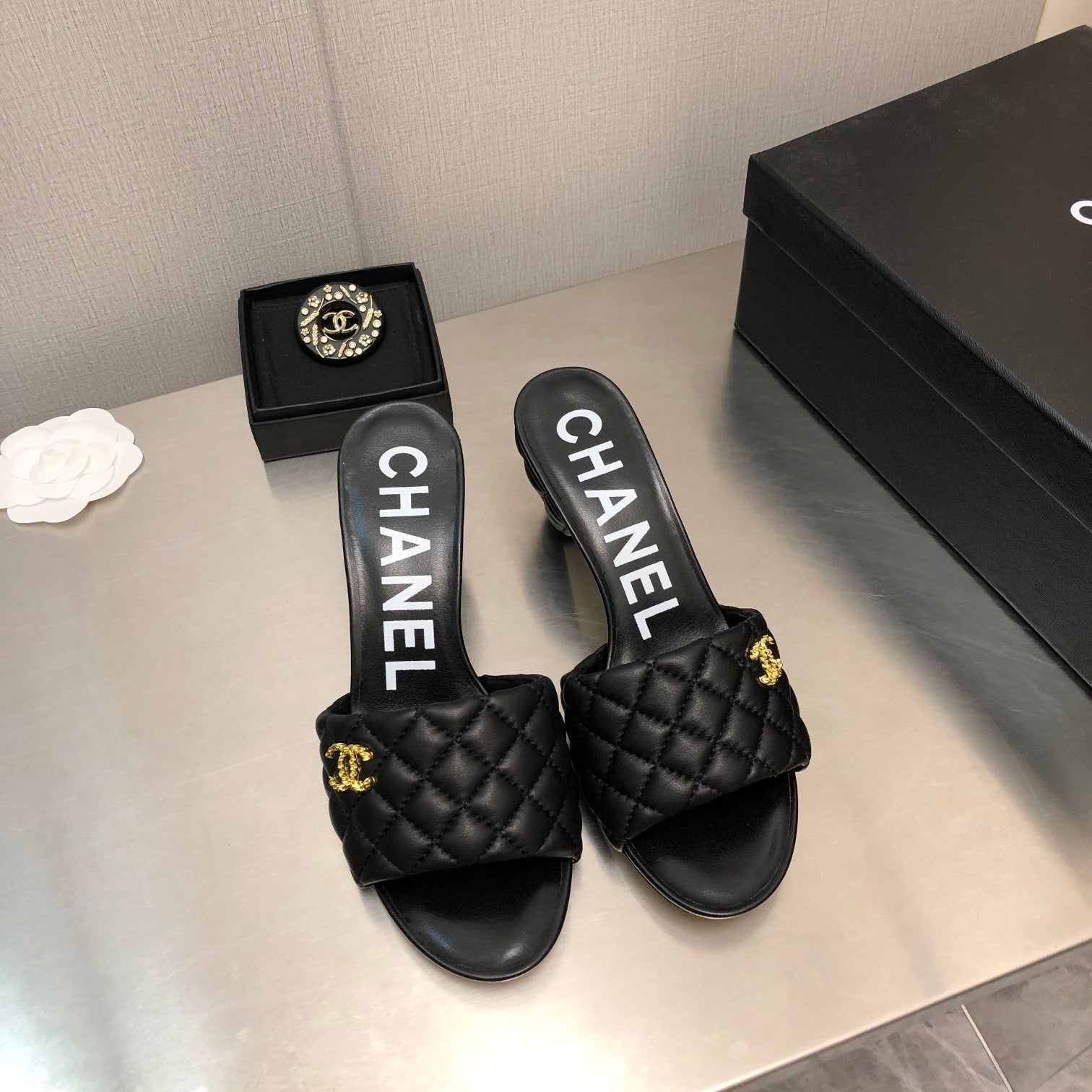 DIAMOND-QUILTED 6 CM SANDALS IN BLACK LAMBSKIN