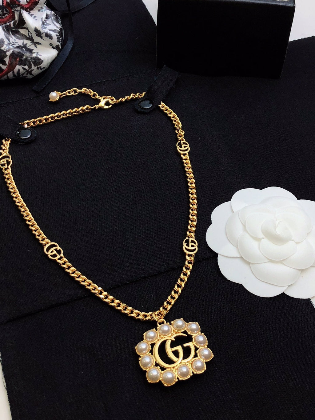 GUCCI 26S INTERLOCKING G PEARL FRAME PENDANT NECKLACE IN GOLD TONE METAL 625672
