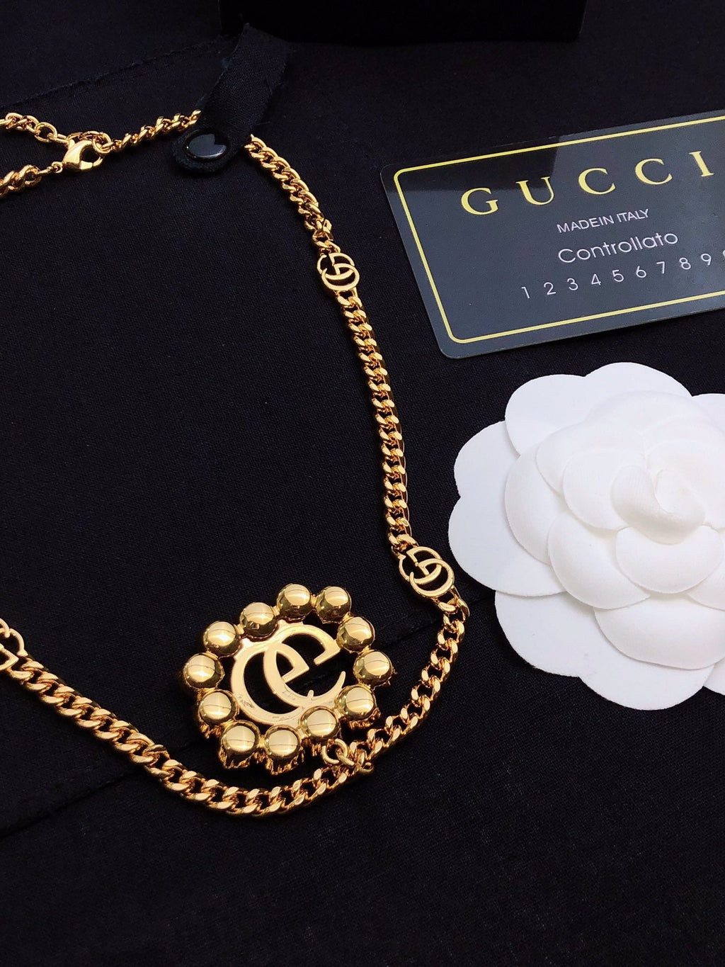 GUCCI 26S INTERLOCKING G PEARL FRAME PENDANT NECKLACE IN GOLD TONE METAL 625672