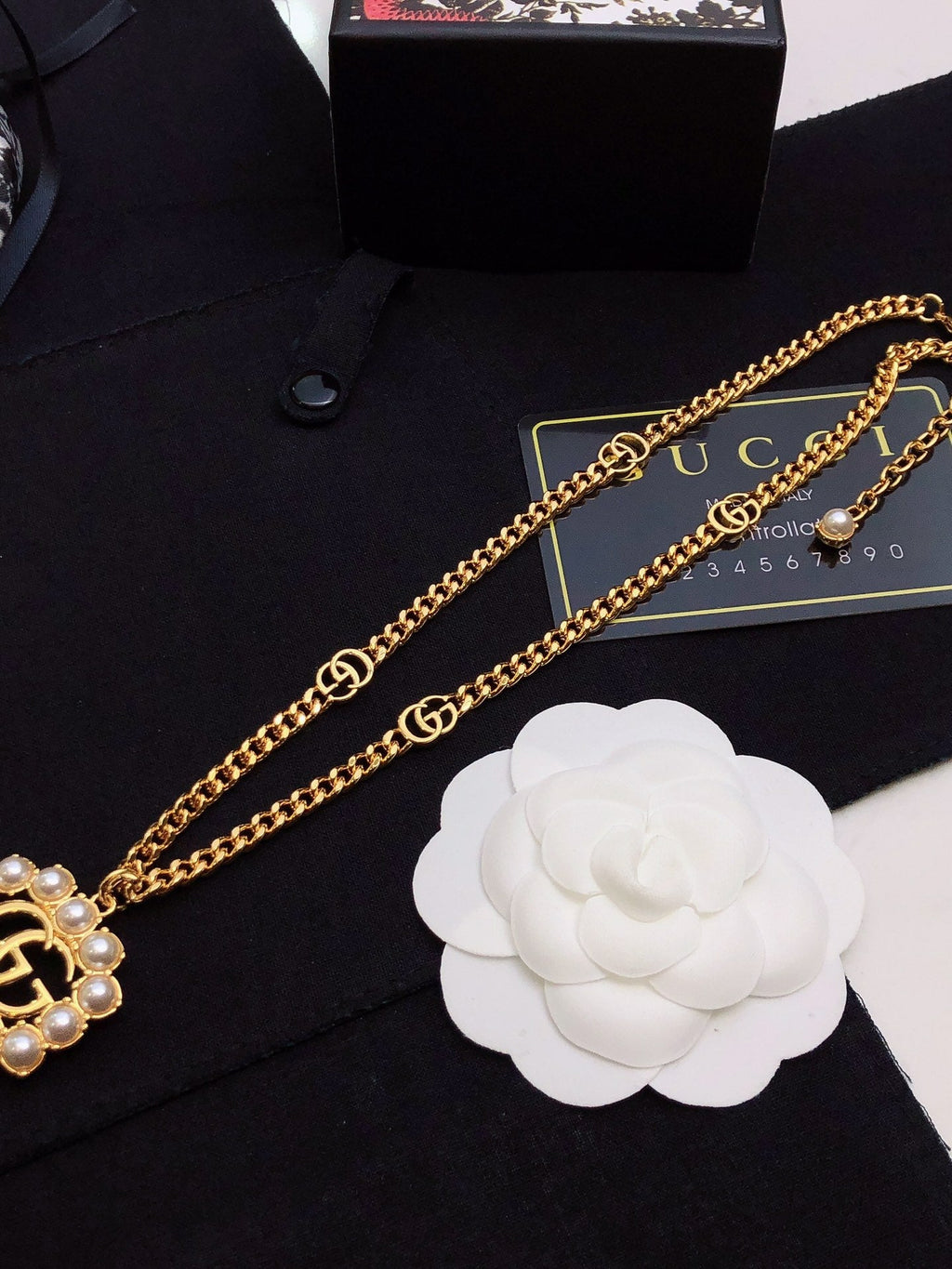 GUCCI 26S INTERLOCKING G PEARL FRAME PENDANT NECKLACE IN GOLD TONE METAL 625672
