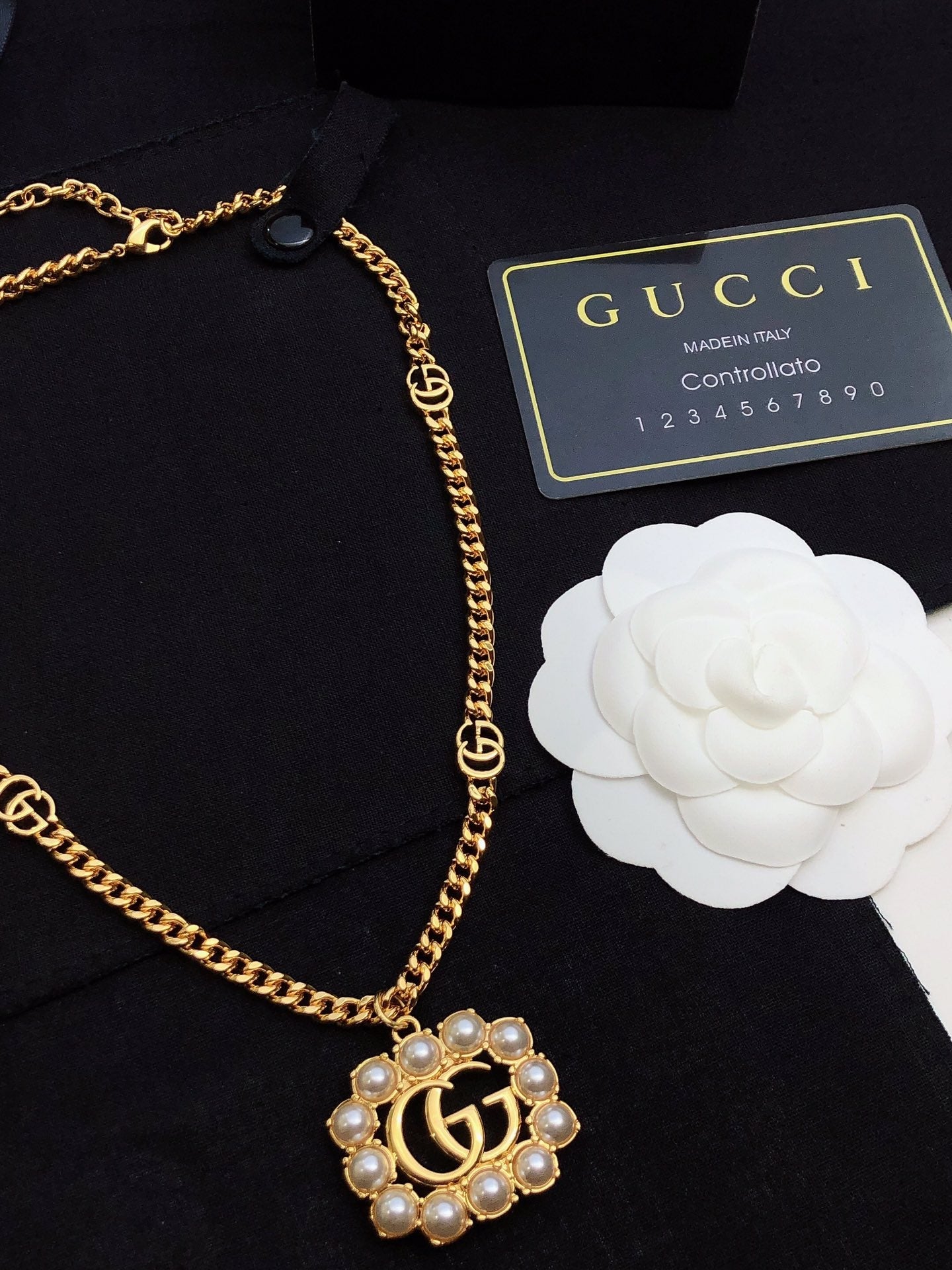 GUCCI 26S INTERLOCKING G PEARL FRAME PENDANT NECKLACE IN GOLD TONE METAL 625672
