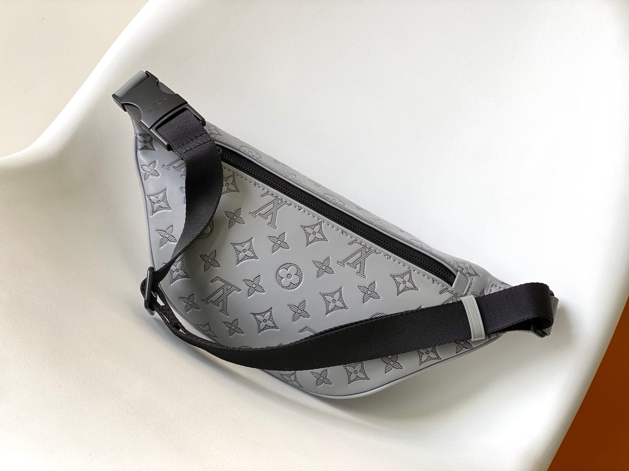 LV 25S DISCOVERY BUMBAG 44 IN TAUPE GRAY EMBOSSED MONOGRAM ECLIPSE CALFSKIN