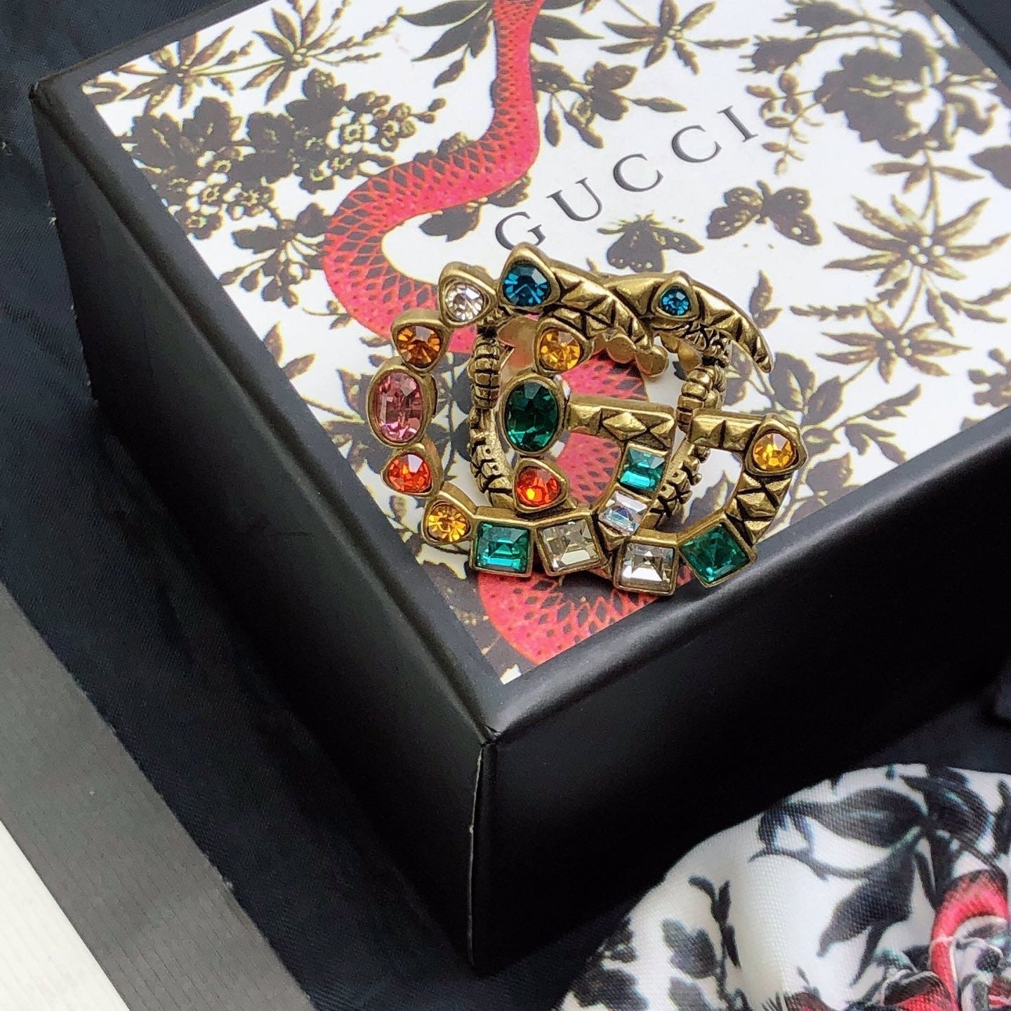 GUCCI 26S GG MULTICOLOR GEM EMBELLISHED BROOCH IN AGED GOLD TONE METAL 624288