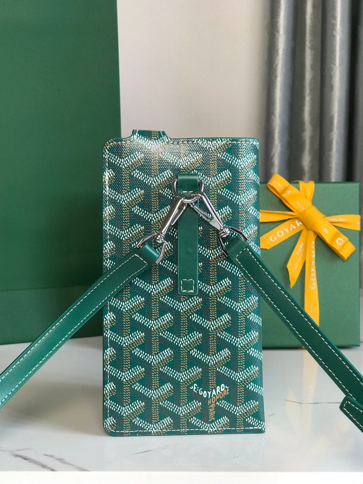 MONTMARTRE GM CASE 18 IN GREEN GOYARDINE CANVAS