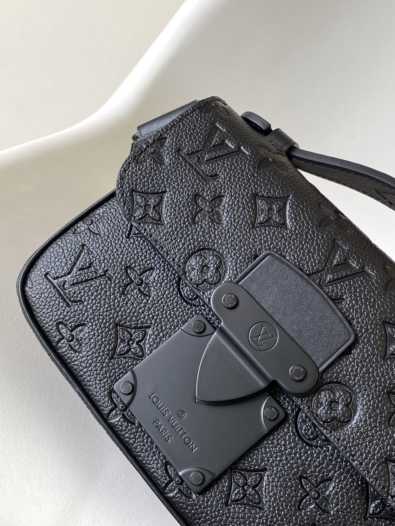 LV 25S S LOCK MESSENGER BAG 21 IN BLACK FULL EMBOSSED TAURILLON CALFSKIN
