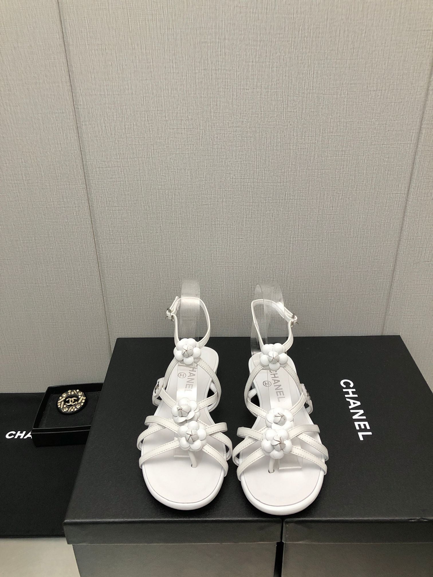 FLORAL FLAT SANDAL IN WHITE LAMBSKIN