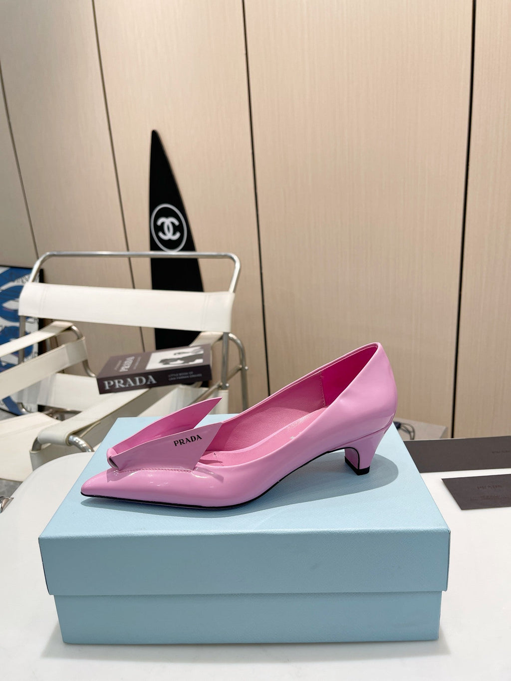KITTEN HEEL PUMPS WITH CREATIVE SHAPE IN PINK GLOSSY LAMBSKIN