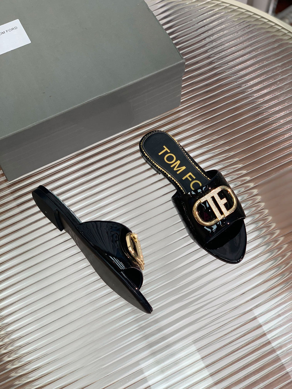 FLAT SLIDE IN BLACK METALLIC CALFSKIN
