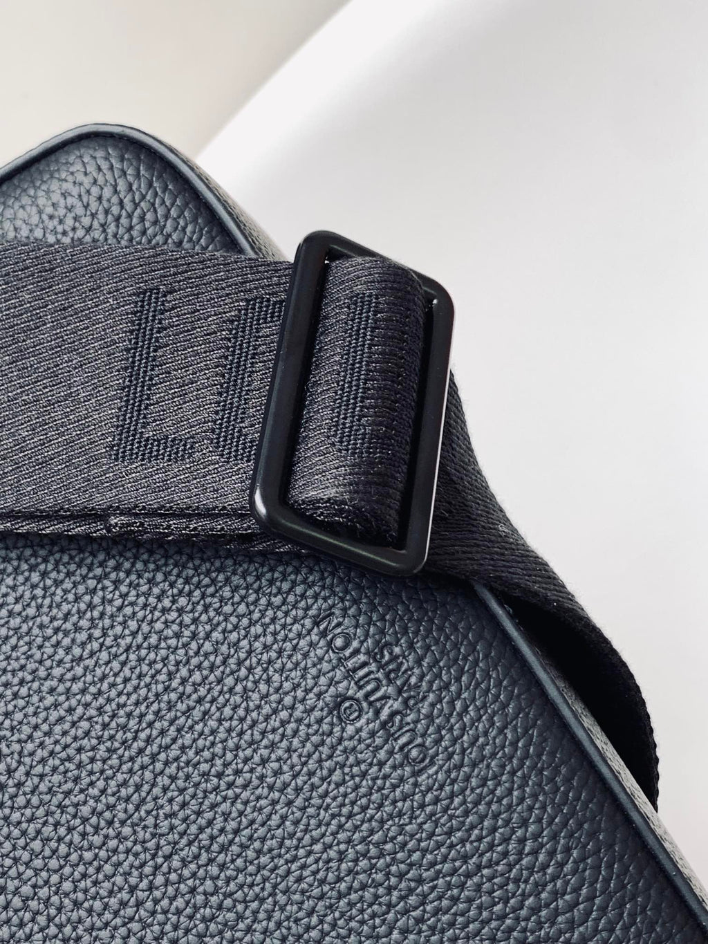 LV 25S FASTLINE MESSENGER BAG 23 IN BLACK CALFSKIN