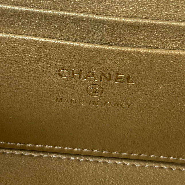 SMALL VANITY CASE 17 IN WHITE CALFSKIN GOLD HARDWARE