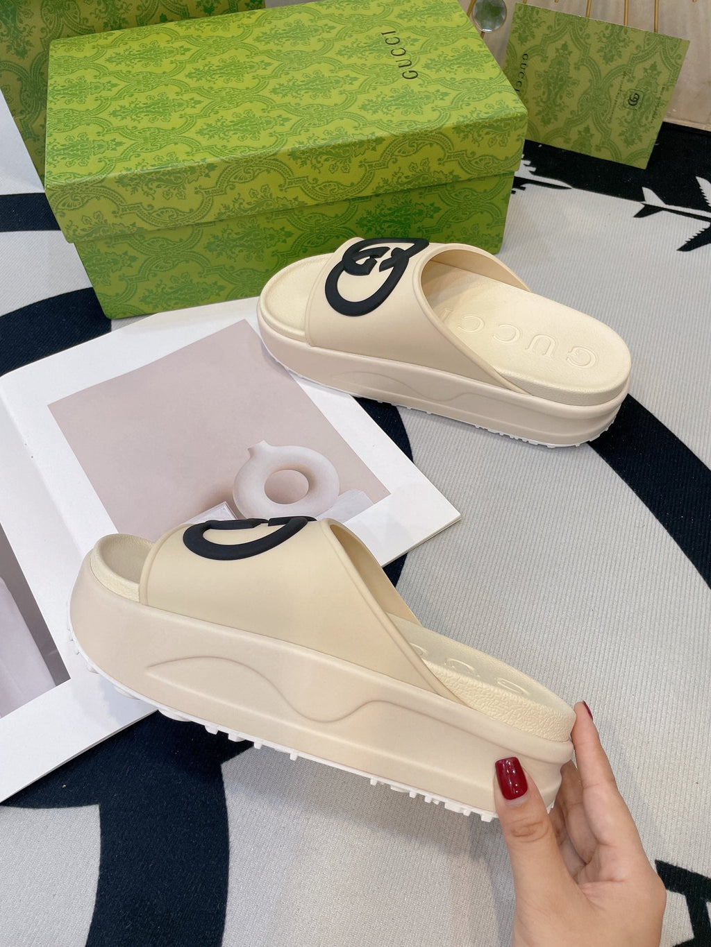 INTERLOCKING G SLIDE SANDAL IN WHITE CREAM IMPORTED TPU