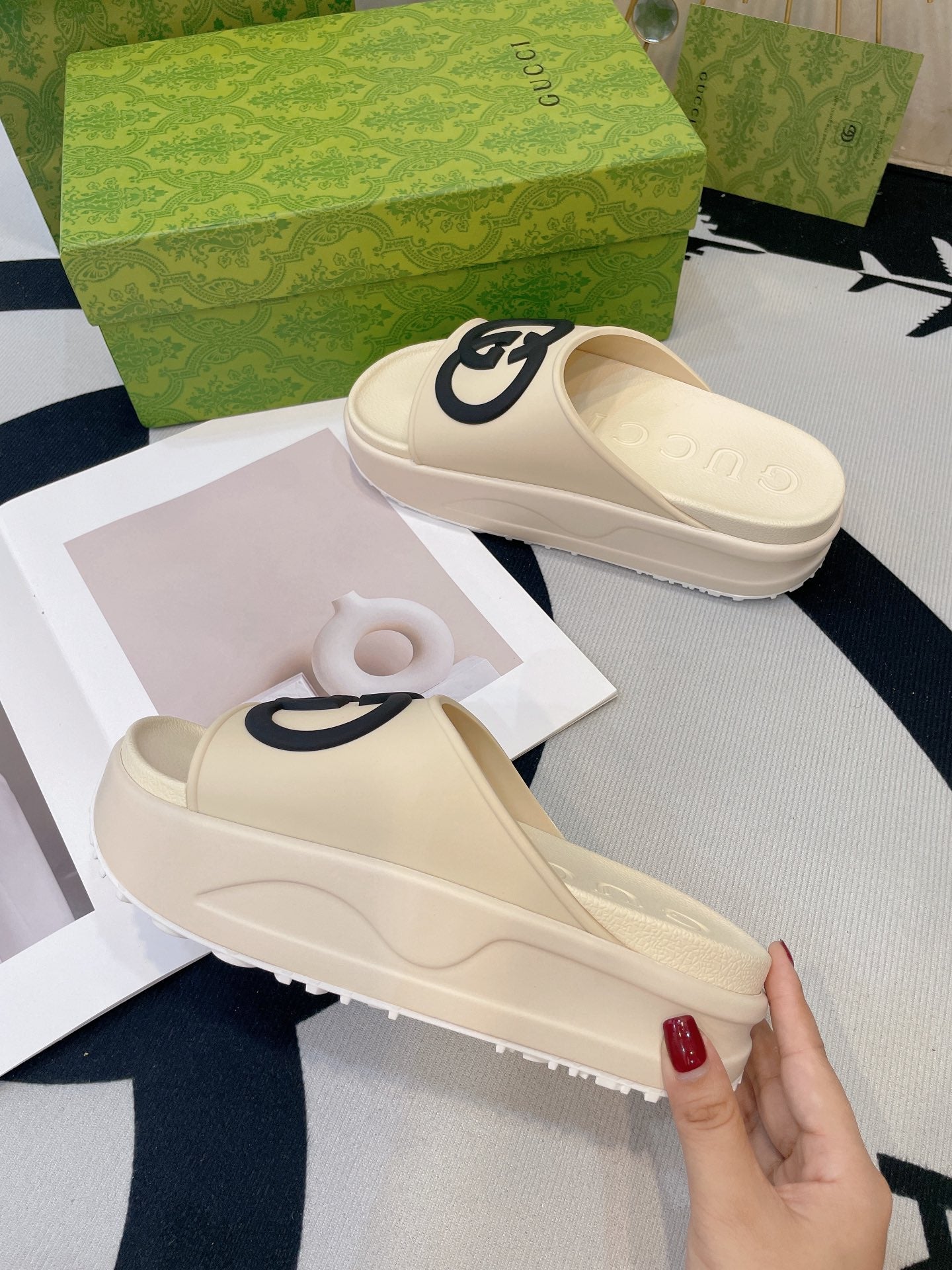INTERLOCKING G SLIDE SANDAL IN WHITE CREAM IMPORTED TPU
