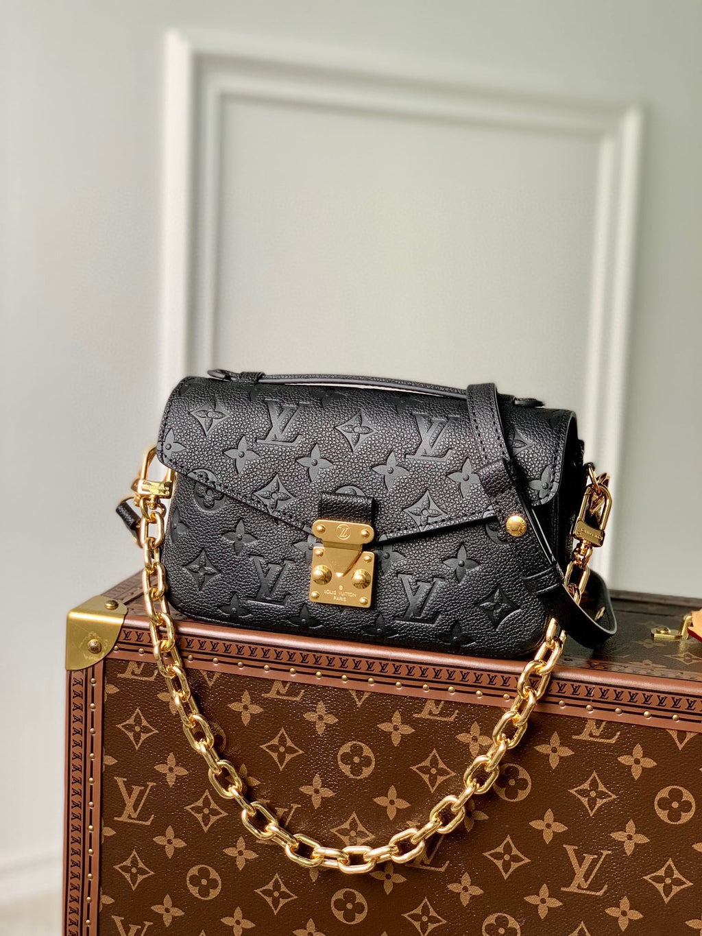 POCHETTE MÉTIS EAST WEST 21 IN GUN METAL EMBOSSED CALFSKIN GOLD HARDWARE