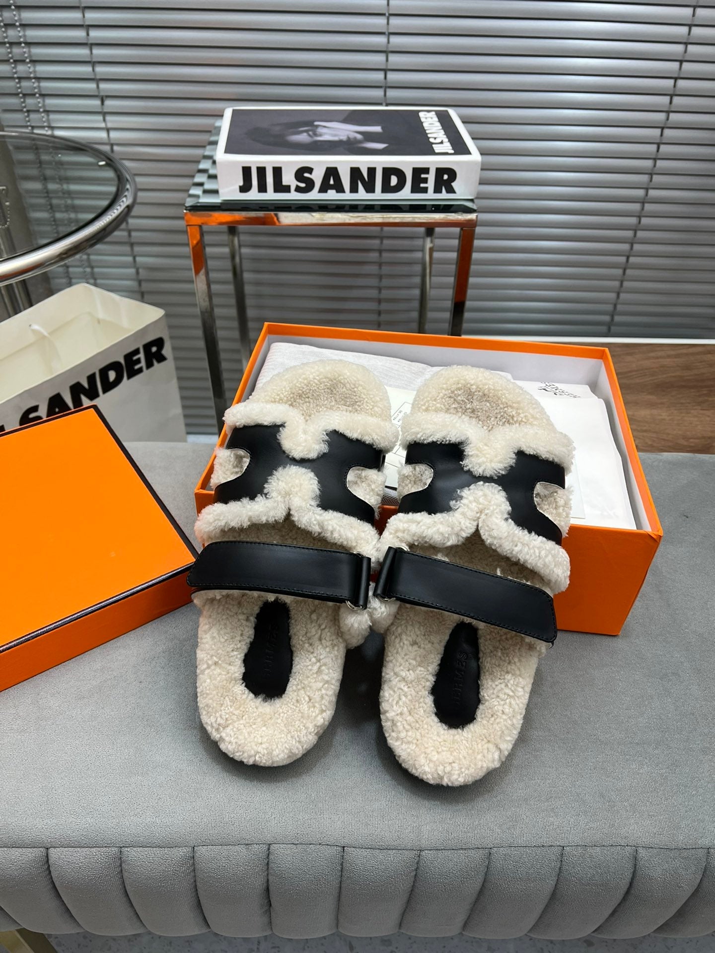 CHYPRE SLIPPERS IN BEIGE LAMB WOOL AND BLACK CALFSKIN