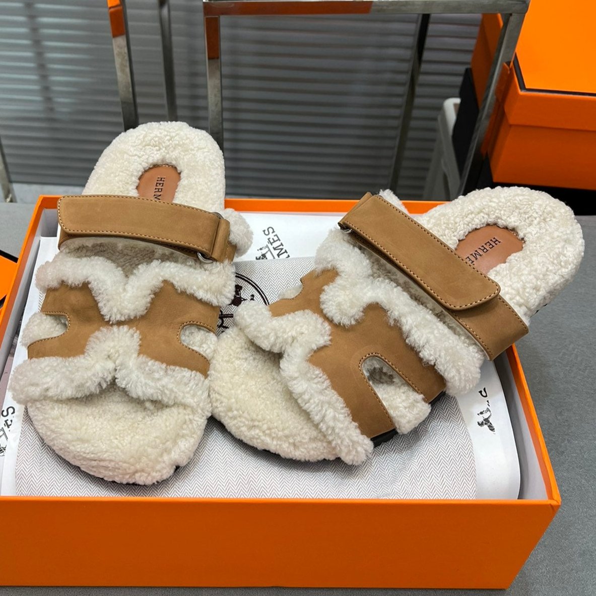 CHYPRE SLIPPERS IN BEIGE LAMB WOOL AND PERU BROWN SUEDE