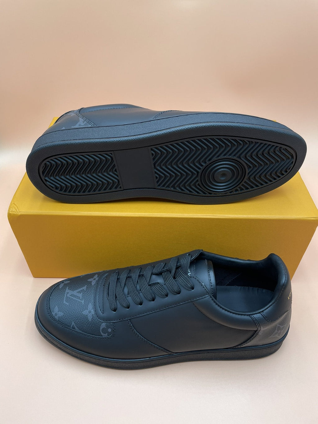 LV RIVOLI SNEAKER BLACK