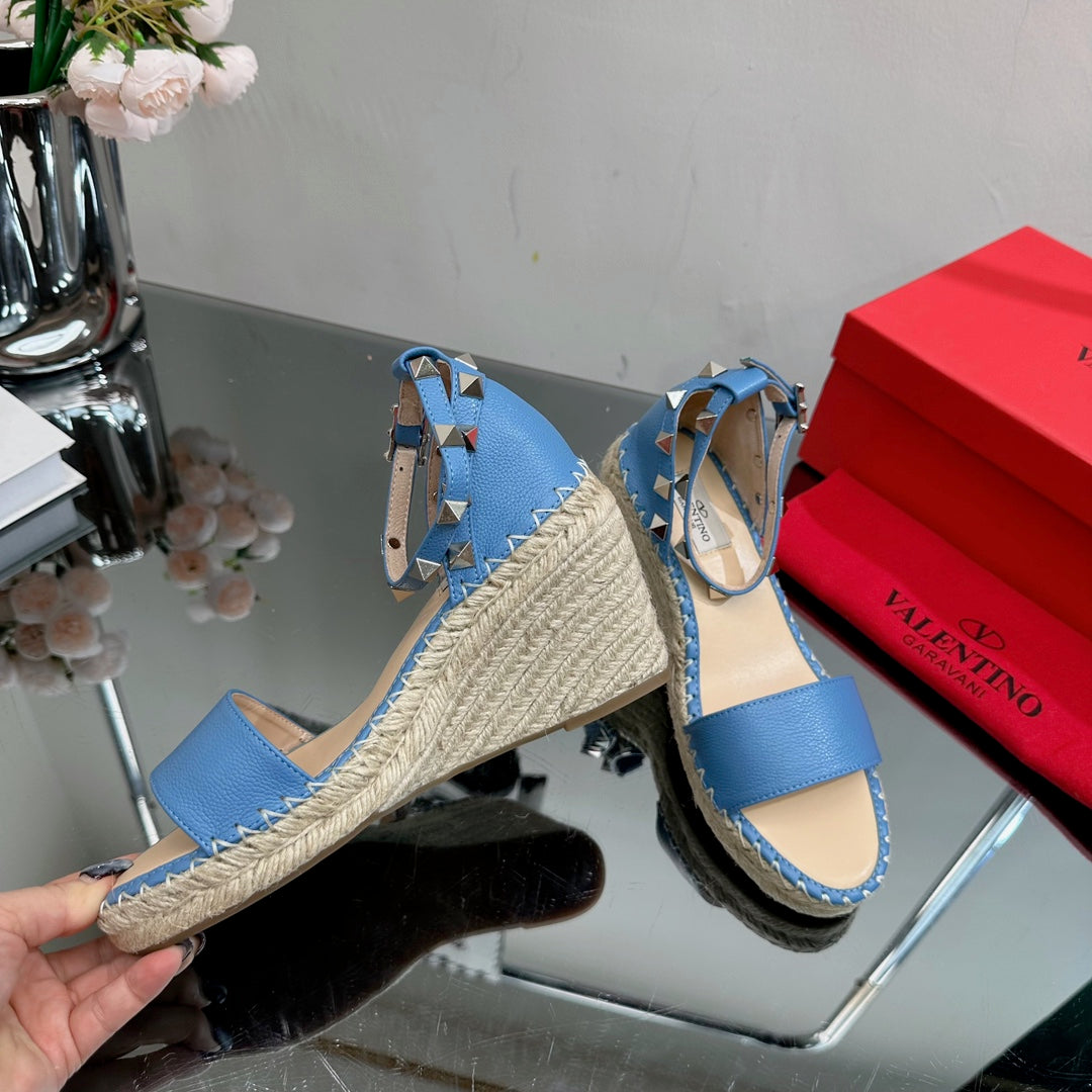 ROCKSTUD WEDGE 85 MM IN ROYAL BLUE  CALFSKIN