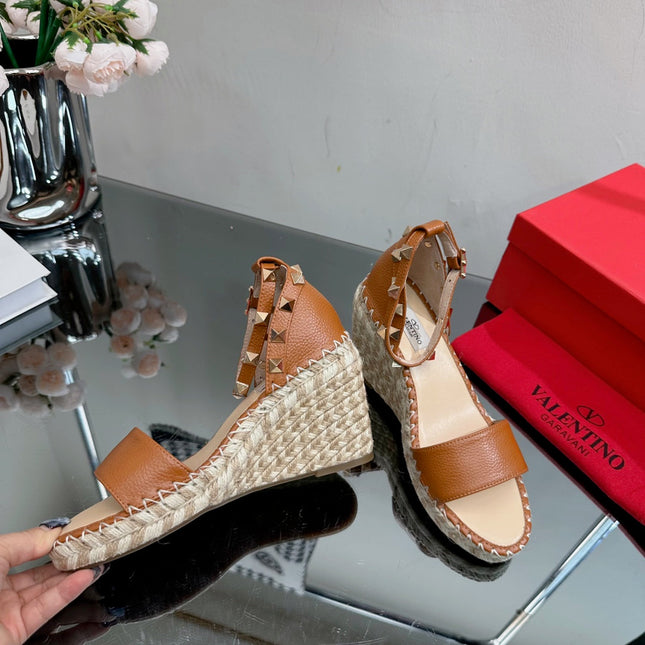 ROCKSTUD WEDGE 85 MM IN BRONZE BROWN CALFSKIN