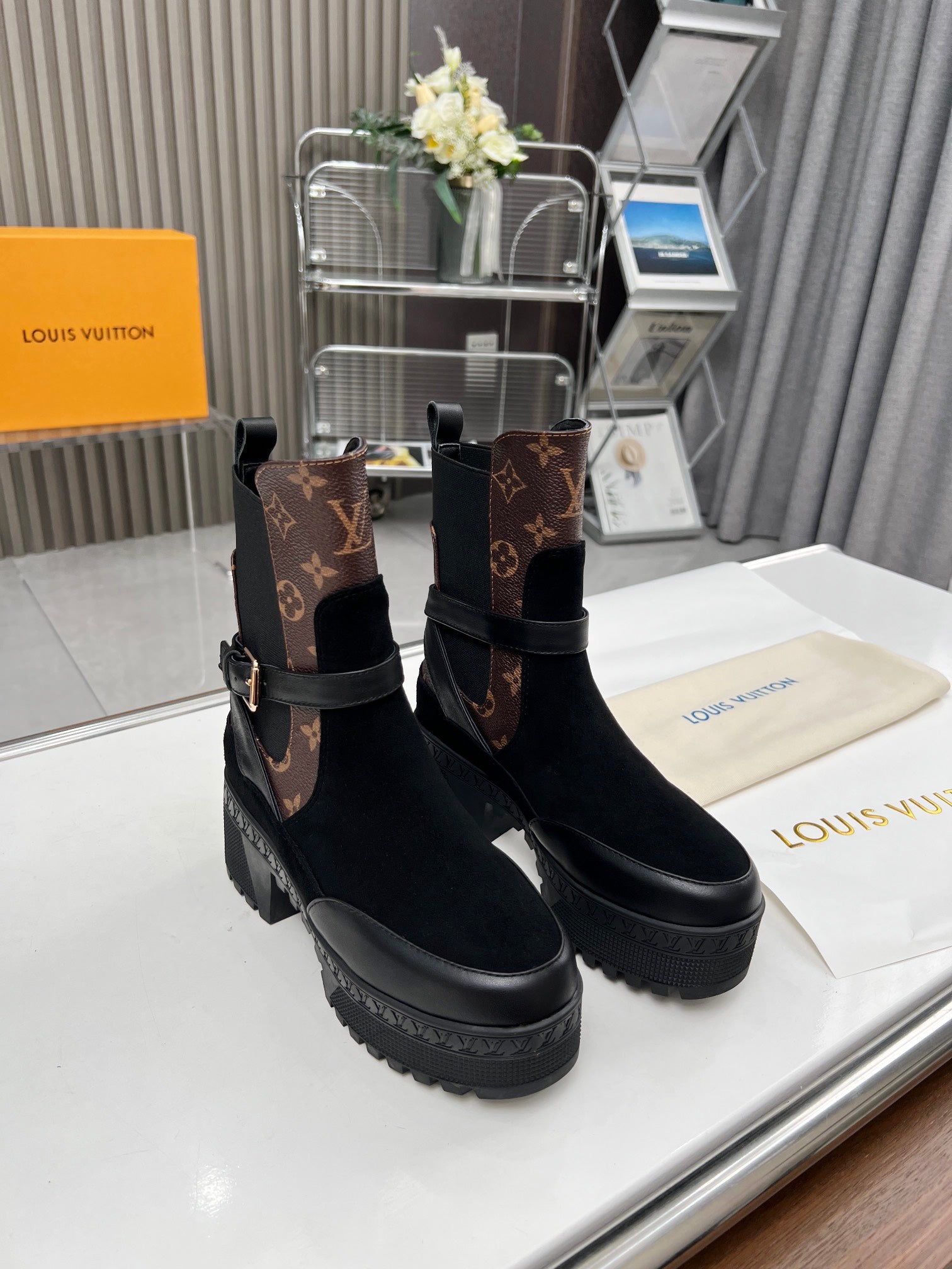 LAUREATE PLATFORM DESERT BOOT IN BLACK SUEDE AND BROWN CALFSKIN