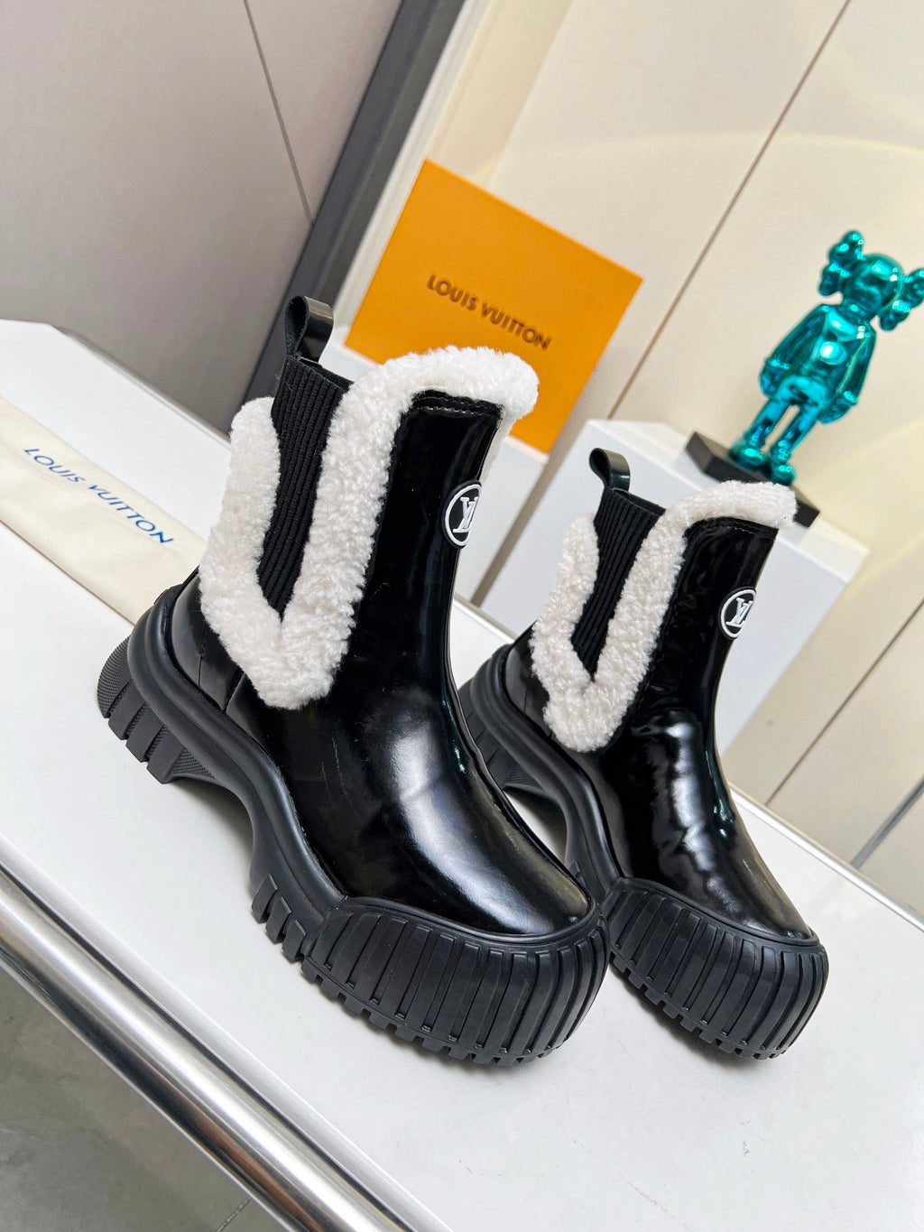 LV RUBY FLAT ANKLE BOOT IN BLACK CALFSKIN AND WHITE SHEARLING