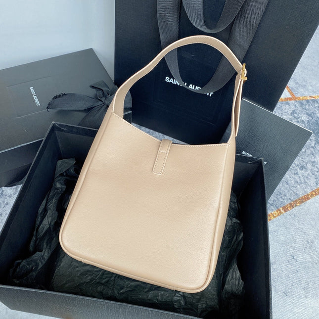 LE 5 À 7 SMALL SUPPLE 23 IN BEIGE LAMBSKIN GOLD BUCKLE