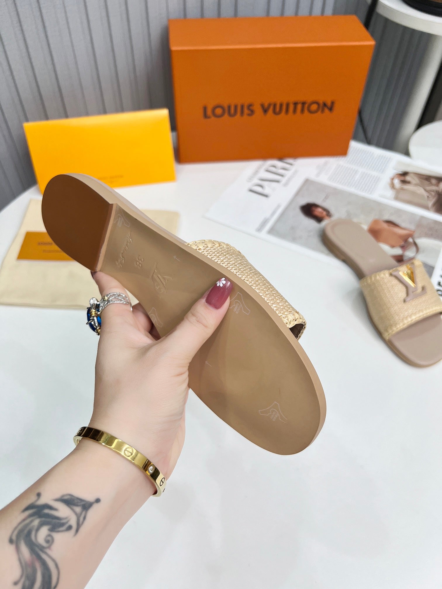 LV 26S FLAT SLIDES IN DARK BEIGE CALFSKIN AND RAFFIA