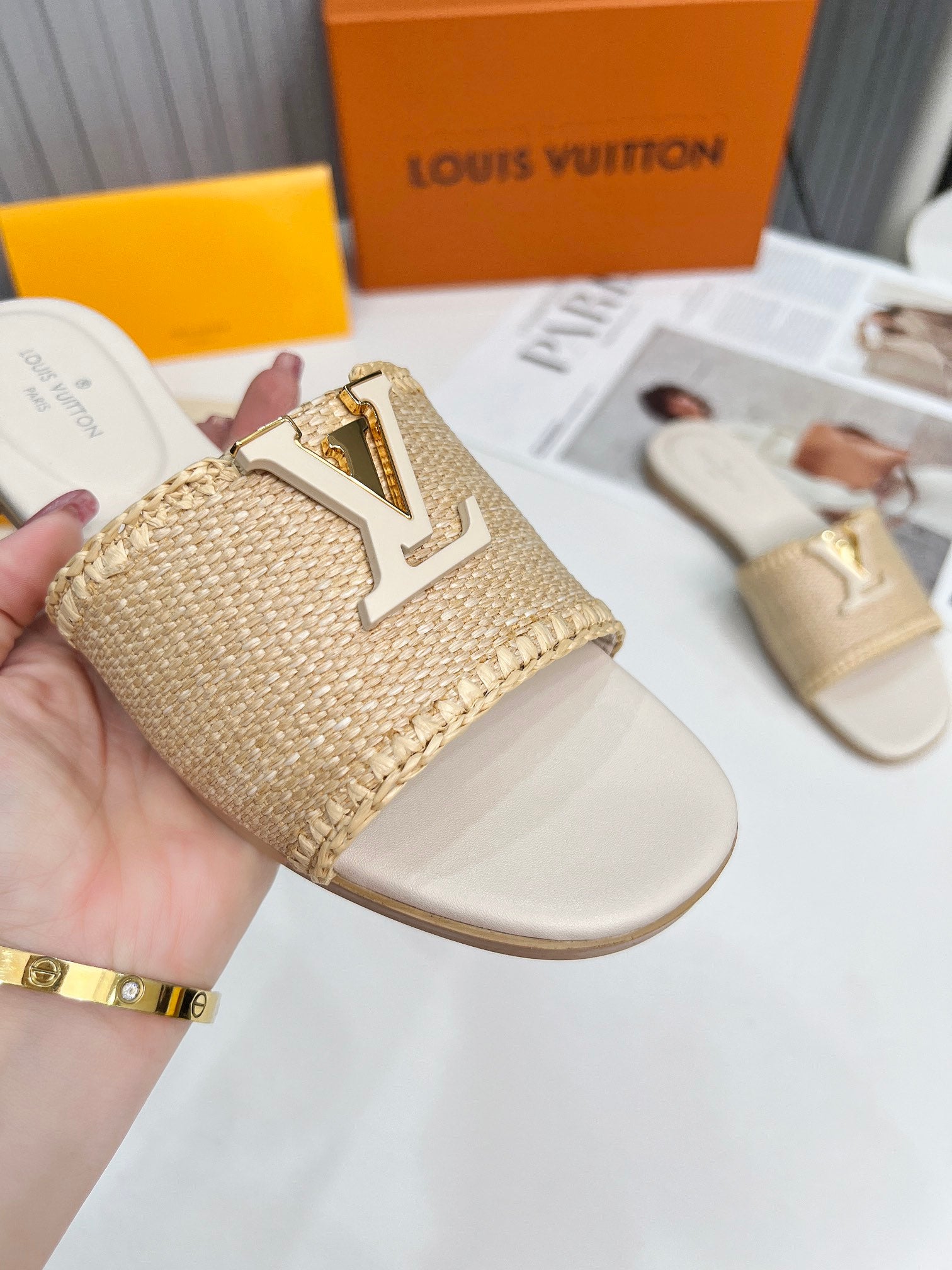 LV 26S FLAT SLIDES IN IVORY BEIGE CALFSKIN AND RAFFIA