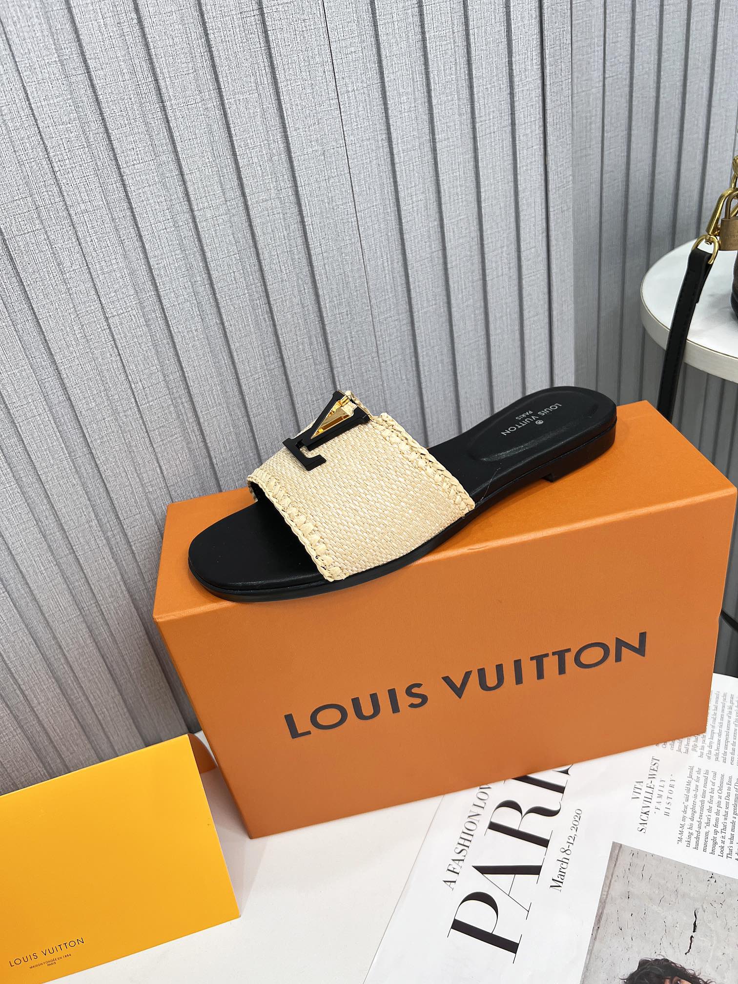 LV 26S FLAT SLIDES IN BLACK CALFSKIN AND BEIGE RAFFIA