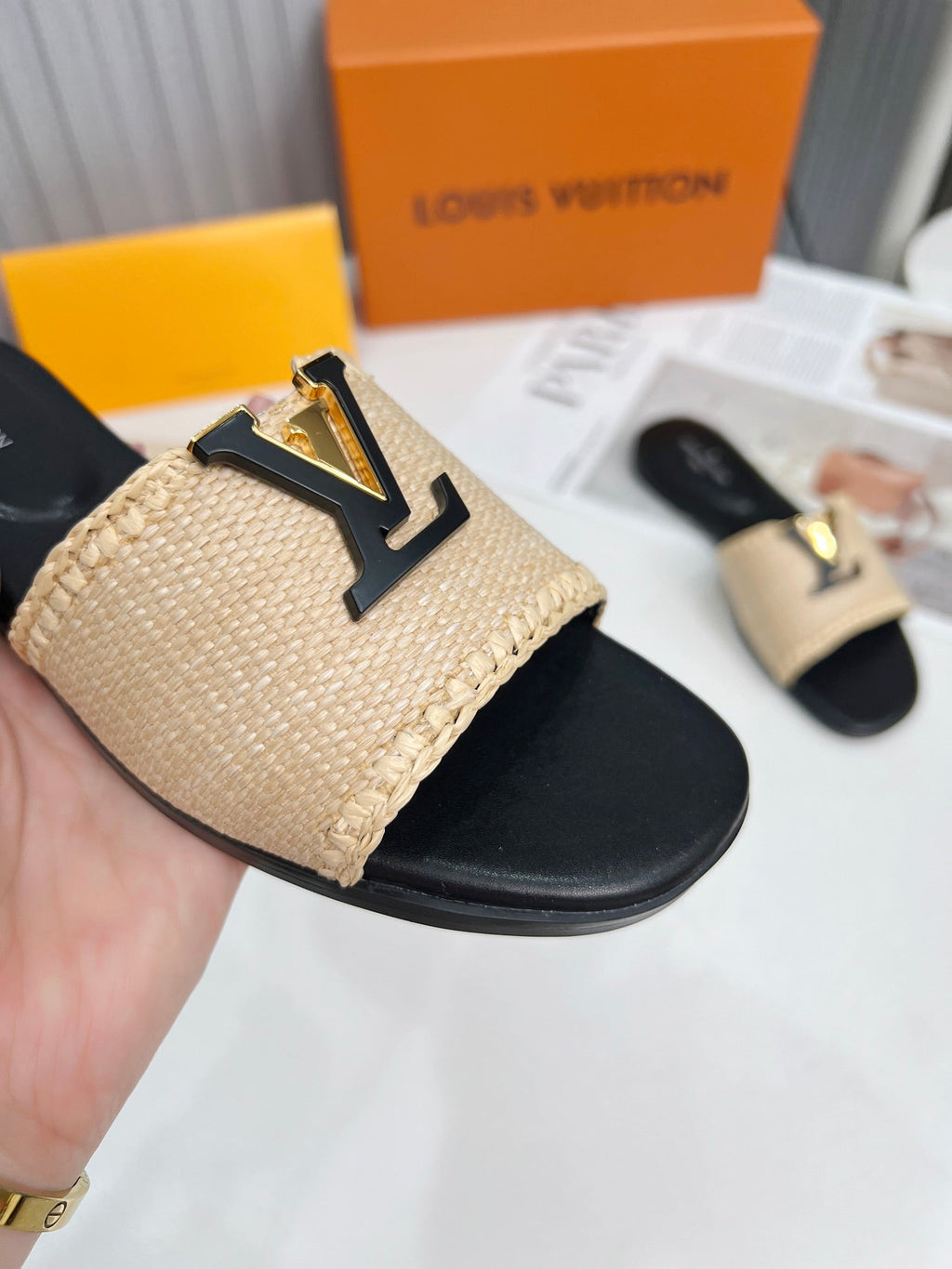 LV 26S FLAT SLIDES IN BLACK CALFSKIN AND BEIGE RAFFIA