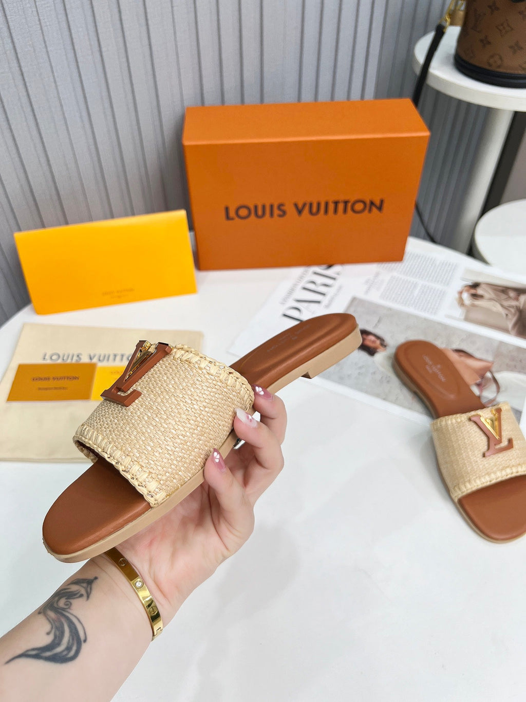 LV 26S FLAT SLIDES IN BROWN CALFSKIN AND BEIGE RAFFIA