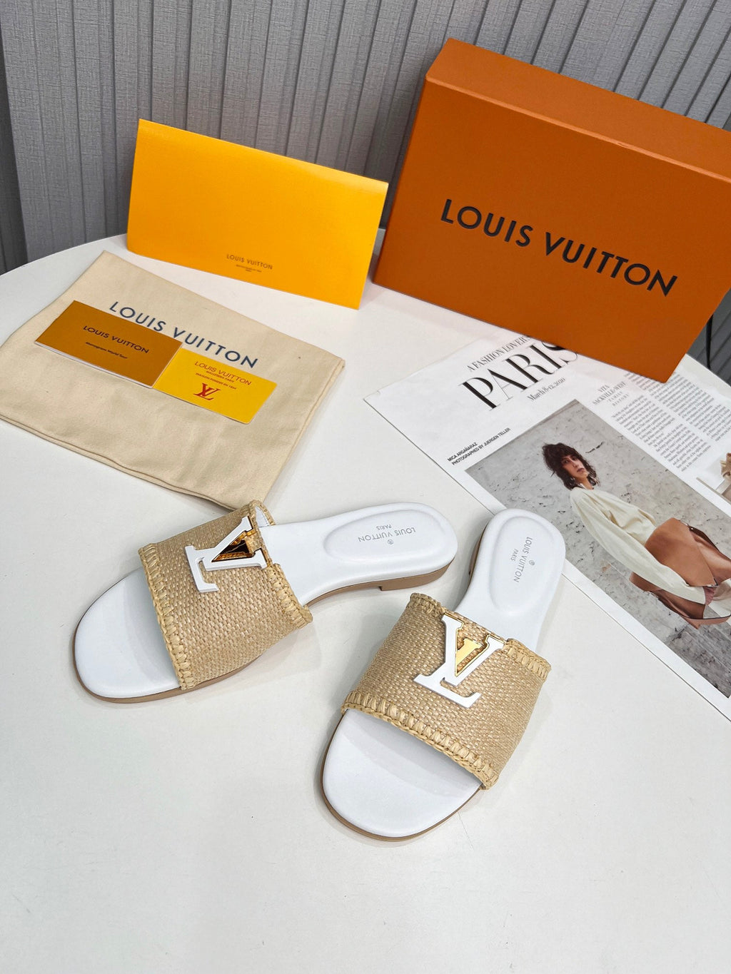 LV 26S FLAT SLIDES IN WHITE CALFSKIN AND BEIGE RAFFIA