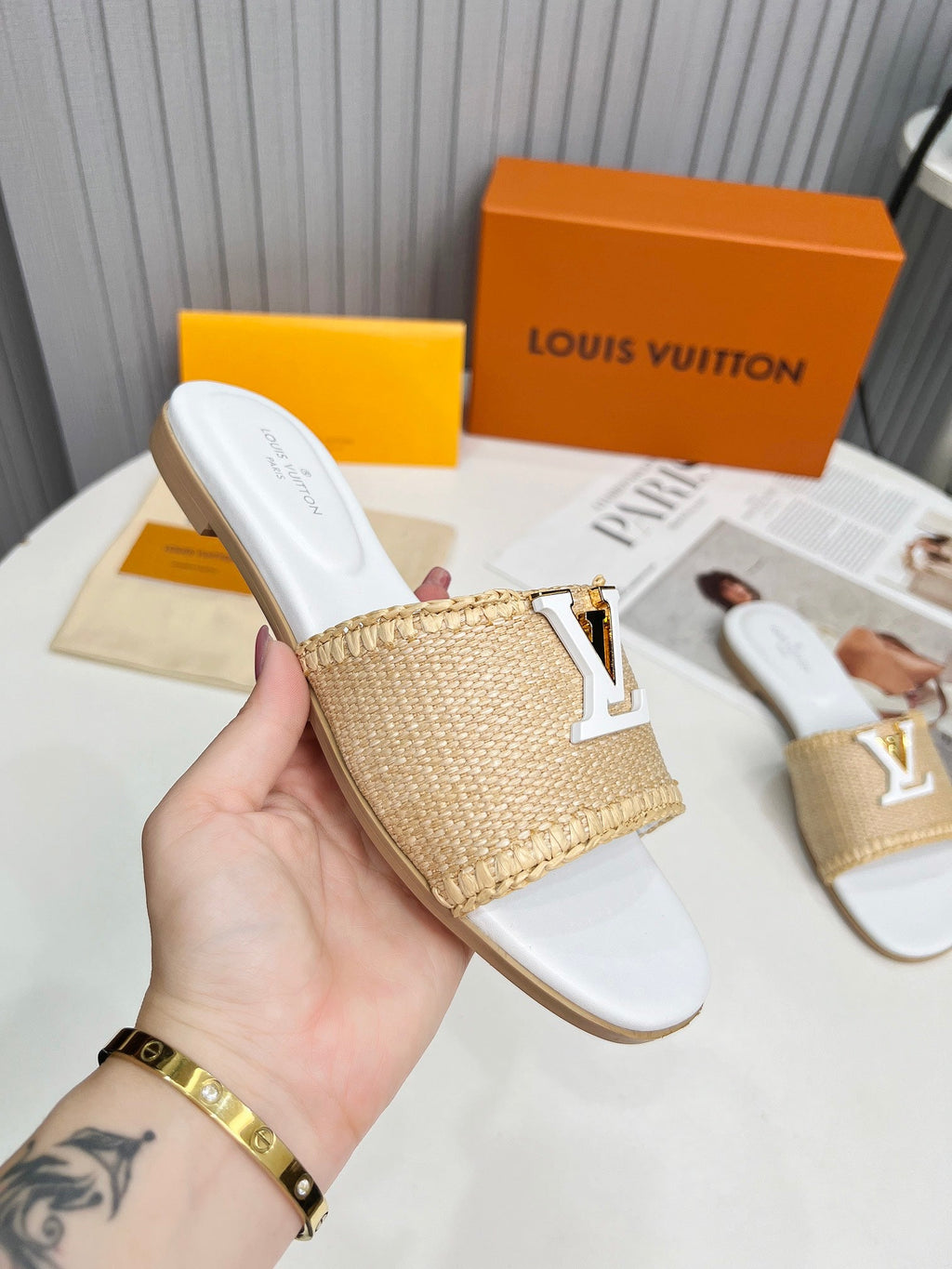 LV 26S FLAT SLIDES IN WHITE CALFSKIN AND BEIGE RAFFIA