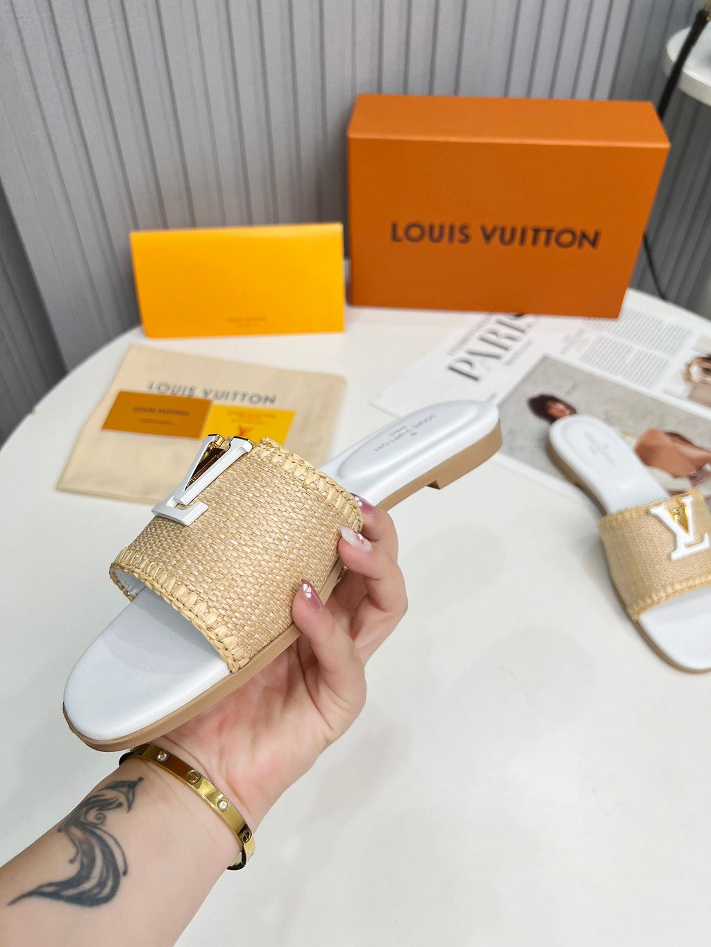 LV 26S FLAT SLIDES IN WHITE CALFSKIN AND BEIGE RAFFIA