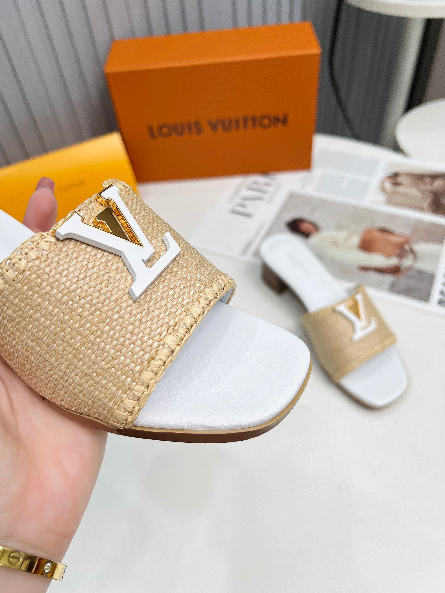 LV 26S CAPRI HIGH-HEELED MULES IN WHITE CALFSKIN AND BEIGE RAFFIA