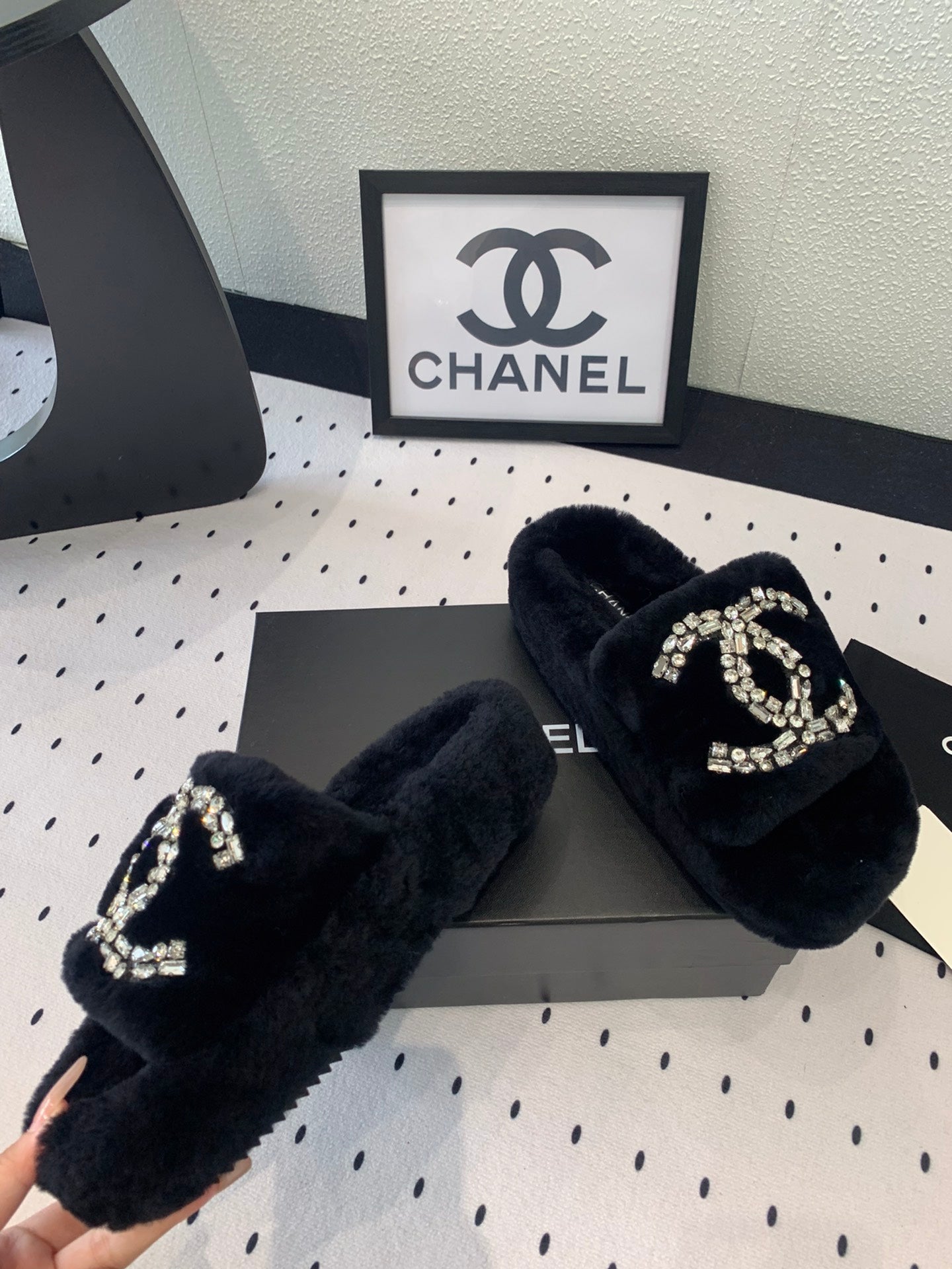 THICK-SOLED SLIPPERS IN BLACK SHEEP WOOL