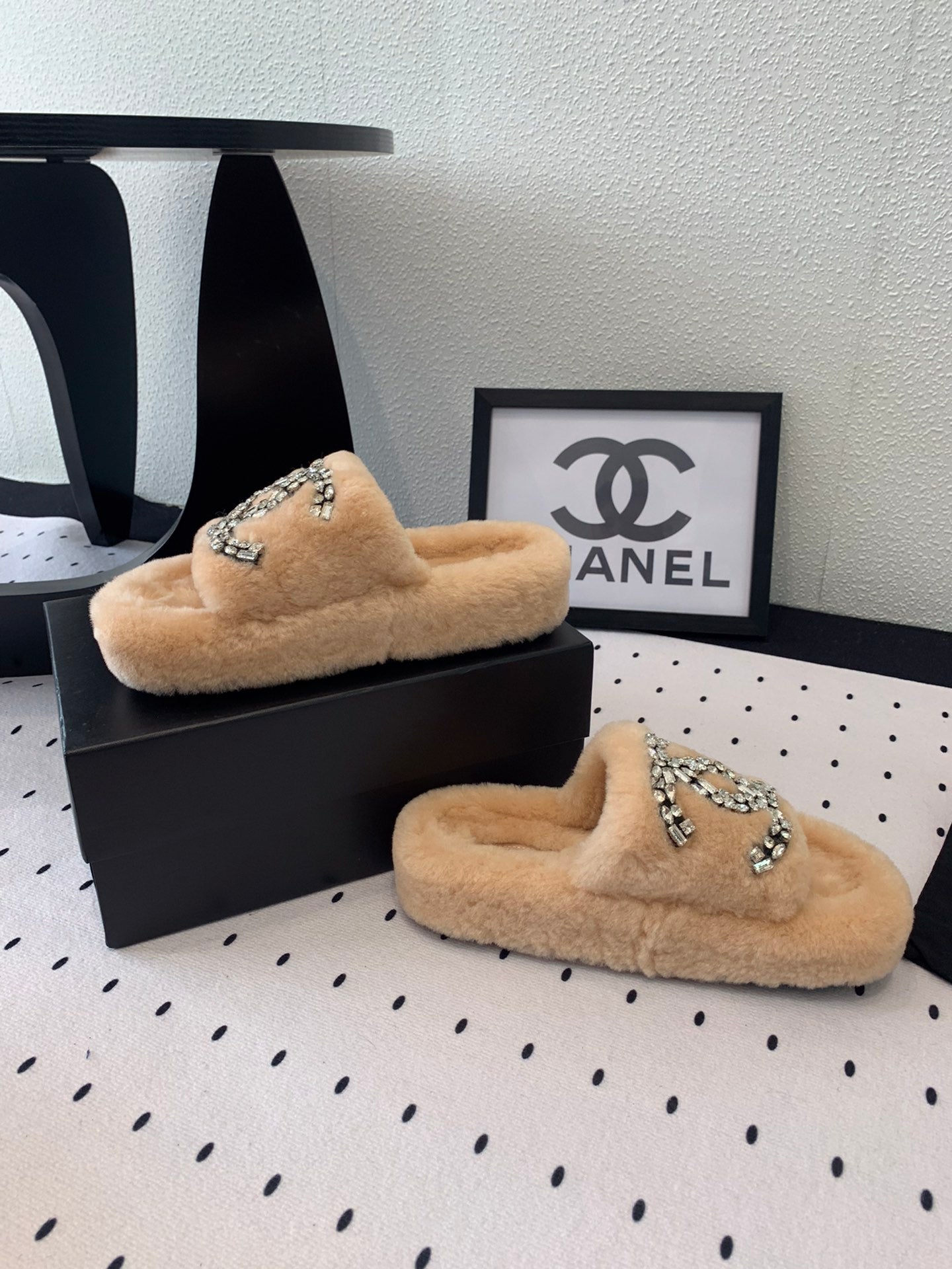 THICK-SOLED SLIPPERS IN BRIGHT CREAM SHEEP WOOL