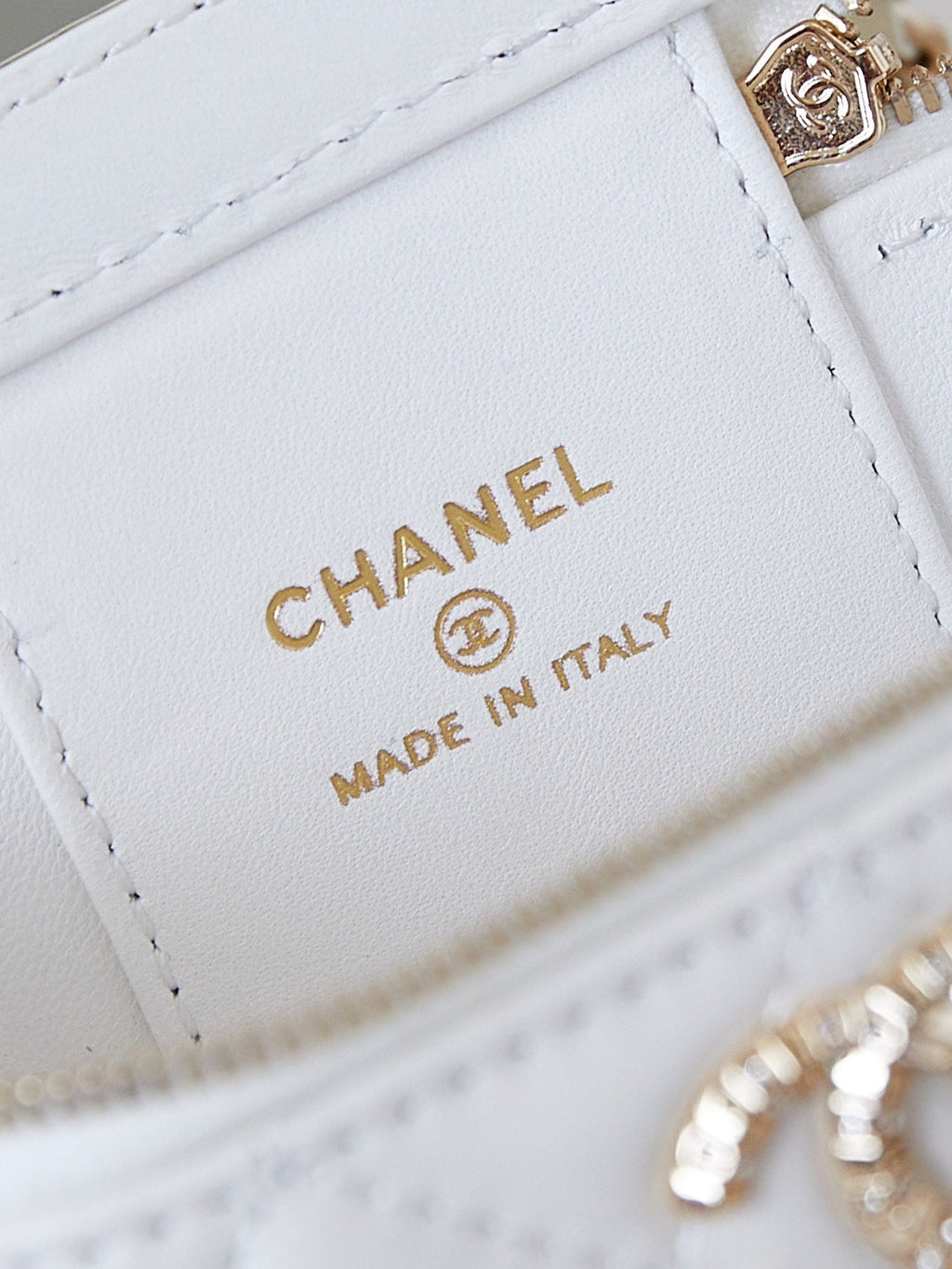 CHANEL 25S MINI VANITY BAG 11 CM IN WHITE LAMBSKIN WITH CRYSTAL-EMBELLISHED CC LOGO