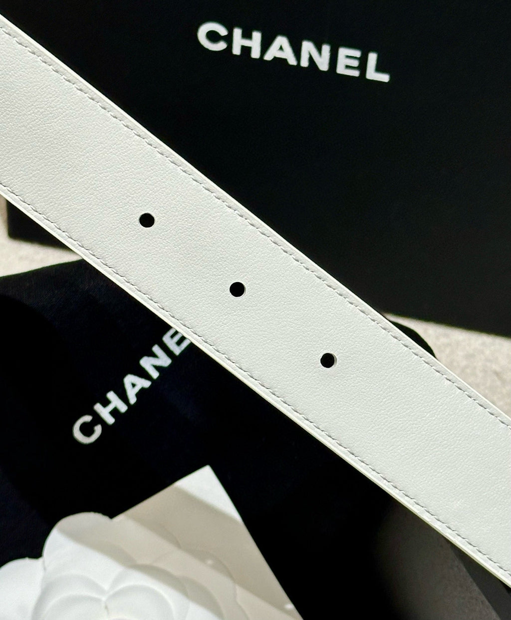 DOUBLE C BELT 30MM IN WHITE CALFSKIN GOLD BUCKLE WITH EMBOSSED CHECK PATTERN