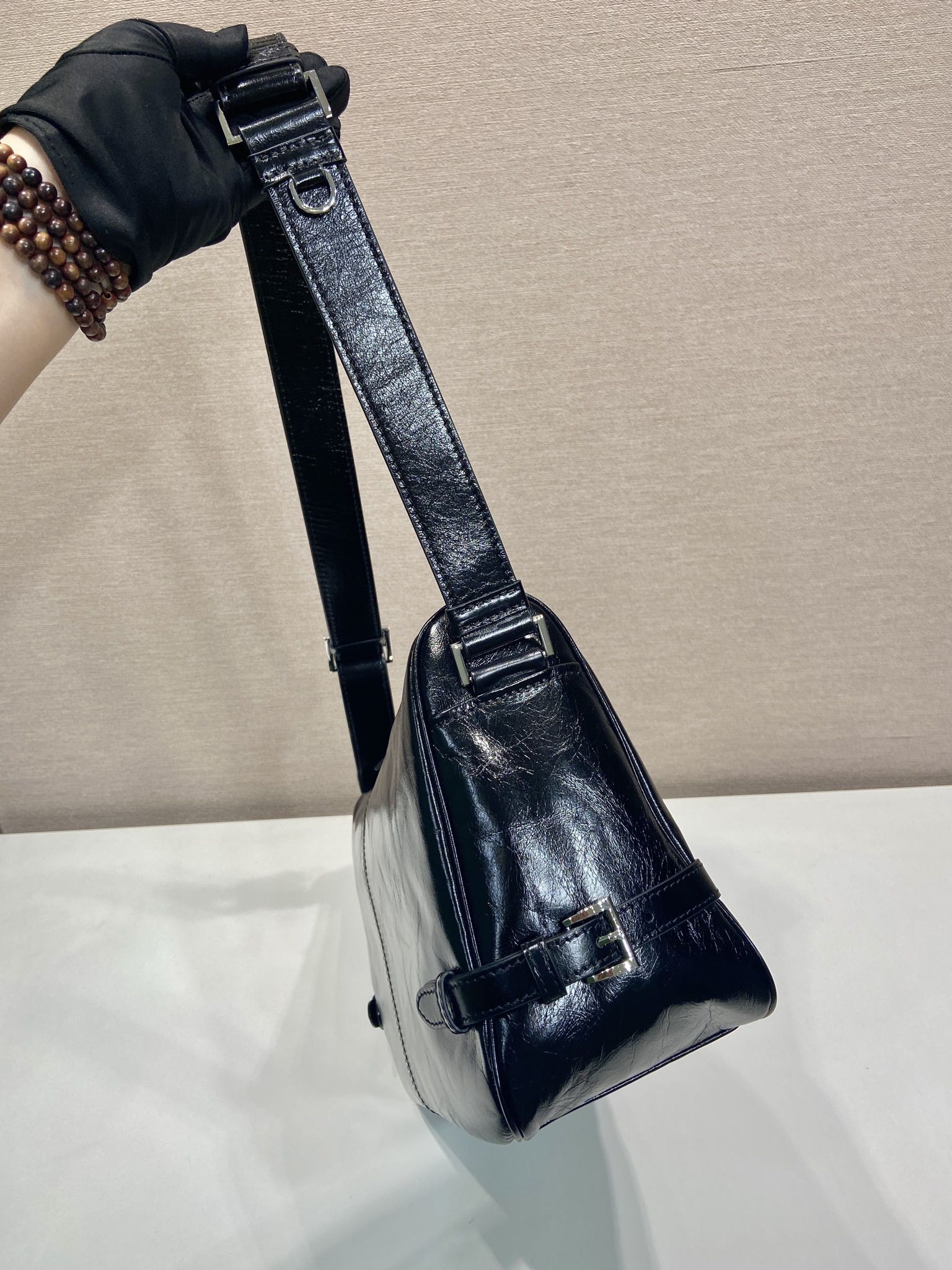 HOBO BAG 35 IN BLACK OIL WAX LAMBSKIN SILVER LOGO