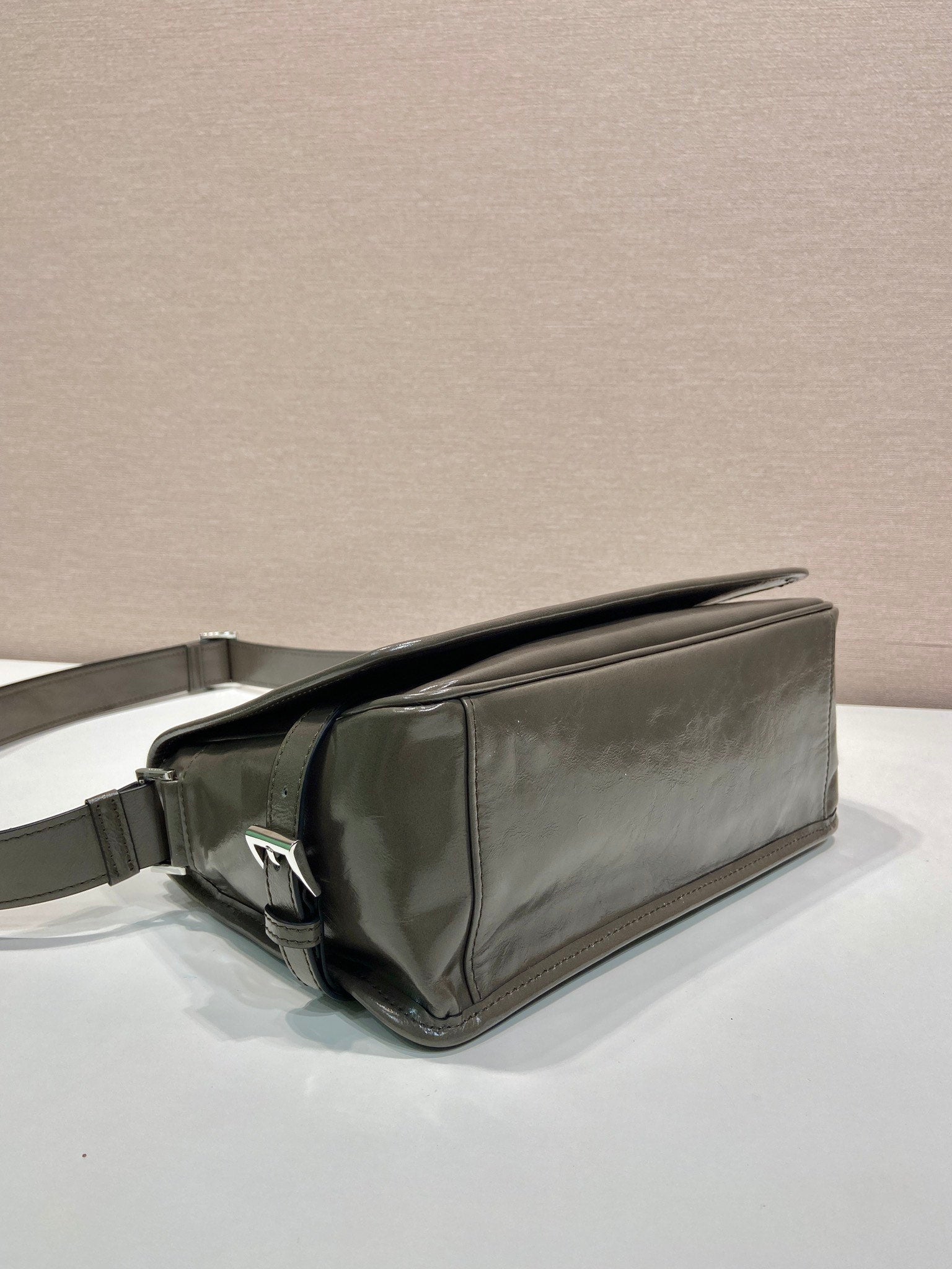 MESSENGER BAG 30 IN TROUT GRAY SOFT AND SHINY CALFSKIN