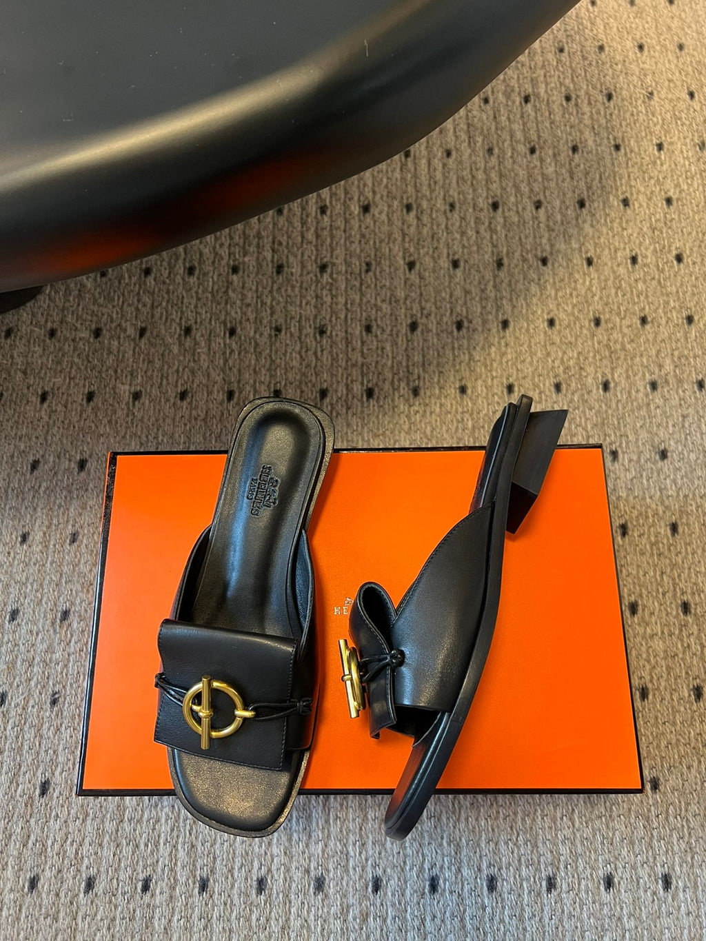 ILOT FLAT SANDAL IN BLACK CALFSKIN